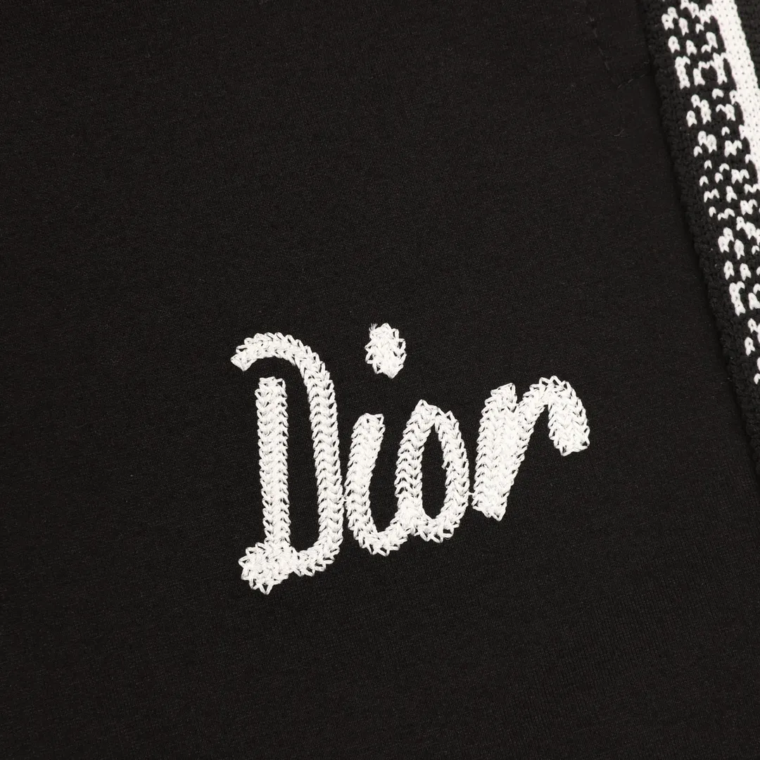🅿️500 Dior/Dior 25Fw side webbing trousers, differentiated from the market currency, same style for men and women, new aesthetically inspired and interesting design, quality channel. It makes the overall design more elegant and fashionable. It is the hottest series this summer and is sought after by countless celebrities and fashionistas. The neat details of the cutting process add color to the playful fashion! The neat and meticulous design, and the well-fitting structure is unique. The upper body not only has outstanding recognition, but also looks younger and younger. A style that has the ultimate wearing meaning and performance, with gorgeous color combinations, the craftsmanship of this style must be extremely extraordinary, and the upper body comfort is definitely strong enough, which is also a manifestation of the essence of luxury! It is soft and thin, feels extremely alluring, and has very strong breathability. It is especially suitable for spring and summer seasons. It is a comfortable and comfortable piece to wear. Moreover, the details and the craftsmanship of the webbing are perfect, giving it a more high-end feel!  Size：S-XL