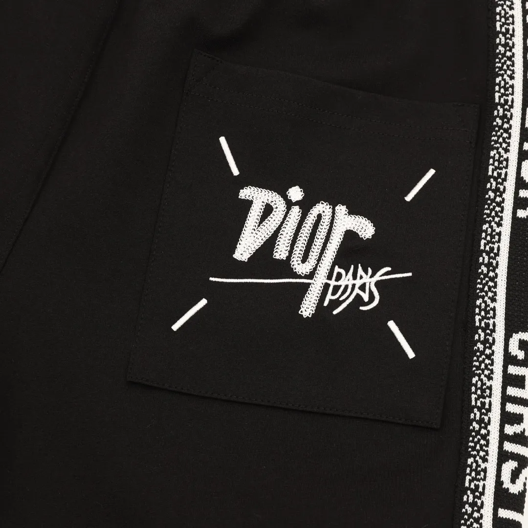 🅿️500 Dior/Dior 25Fw side webbing trousers, differentiated from the market currency, same style for men and women, new aesthetically inspired and interesting design, quality channel. It makes the overall design more elegant and fashionable. It is the hottest series this summer and is sought after by countless celebrities and fashionistas. The neat details of the cutting process add color to the playful fashion! The neat and meticulous design, and the well-fitting structure is unique. The upper body not only has outstanding recognition, but also looks younger and younger. A style that has the ultimate wearing meaning and performance, with gorgeous color combinations, the craftsmanship of this style must be extremely extraordinary, and the upper body comfort is definitely strong enough, which is also a manifestation of the essence of luxury! It is soft and thin, feels extremely alluring, and has very strong breathability. It is especially suitable for spring and summer seasons. It is a comfortable and comfortable piece to wear. Moreover, the details and the craftsmanship of the webbing are perfect, giving it a more high-end feel!  Size：S-XL