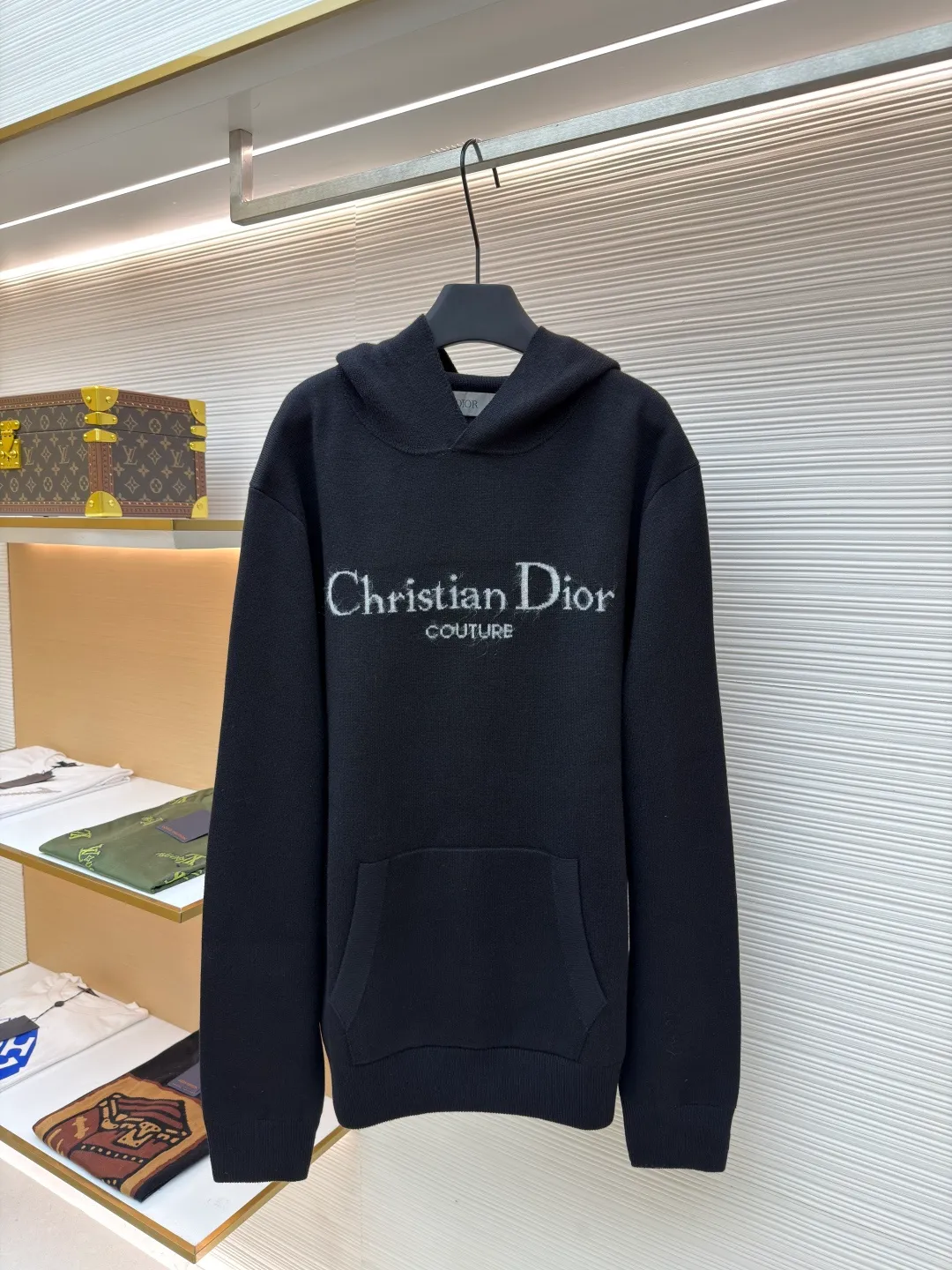 Dior velvet letter jacquard hoodie ●Original version: purchased and developed by 10802 ●Item number: 1680892-B90 ●Fabric: wool worsted fabric ●Technology: jacquard weaving ●Version: fitted version ●Weight: about 1055 grams ●Size: XS-S-M-L ●Description: Weaved using [48/2 ultra-fine Basulan worsted wool], the worsted wool fabric has a smooth surface, clear lines, and tight texture, making it appear delicate; [Features of Basulan wool technology]: Basulan technology is a special treatment method for wool, which can make wool fibers softer and fluffier, and reduce the itch of wool; at the same time, this technology can also improve the color brightness and color fastness of wool, making the color of wool products more durable. Soft and comfortable: The processed wool feels very soft and comfortable to wear next to the body. Good warmth retention: Wool itself has good warmth retention properties, and Basulan wool performs even better in this regard. Beautiful color: The color is bright and long-lasting, which can improve the appearance quality of wool products. The loom uses the [2024 latest CIXING dual-system 14-needle ultra-fine flat knitting machine] for weaving. The garment parts of each piece of clothing [the loom time is up to 214 minutes per piece]. A machine can successfully weave 5 pieces in a day, which is extremely difficult to produce. Finally, it is produced through high-quality [artificial sewing disc keyhole pullover], [picking], and [purely manual thread take-up]. The production cycle of a large batch of goods requires at least 20 days. The overall wiring is straight and delicate, the fabric is comfortable and soft, and the color is consistent without color difference. It can be matched with the same style to create a fashionable look and control various occasions. Customized accessories, complete with three standards, same style for men and women!
