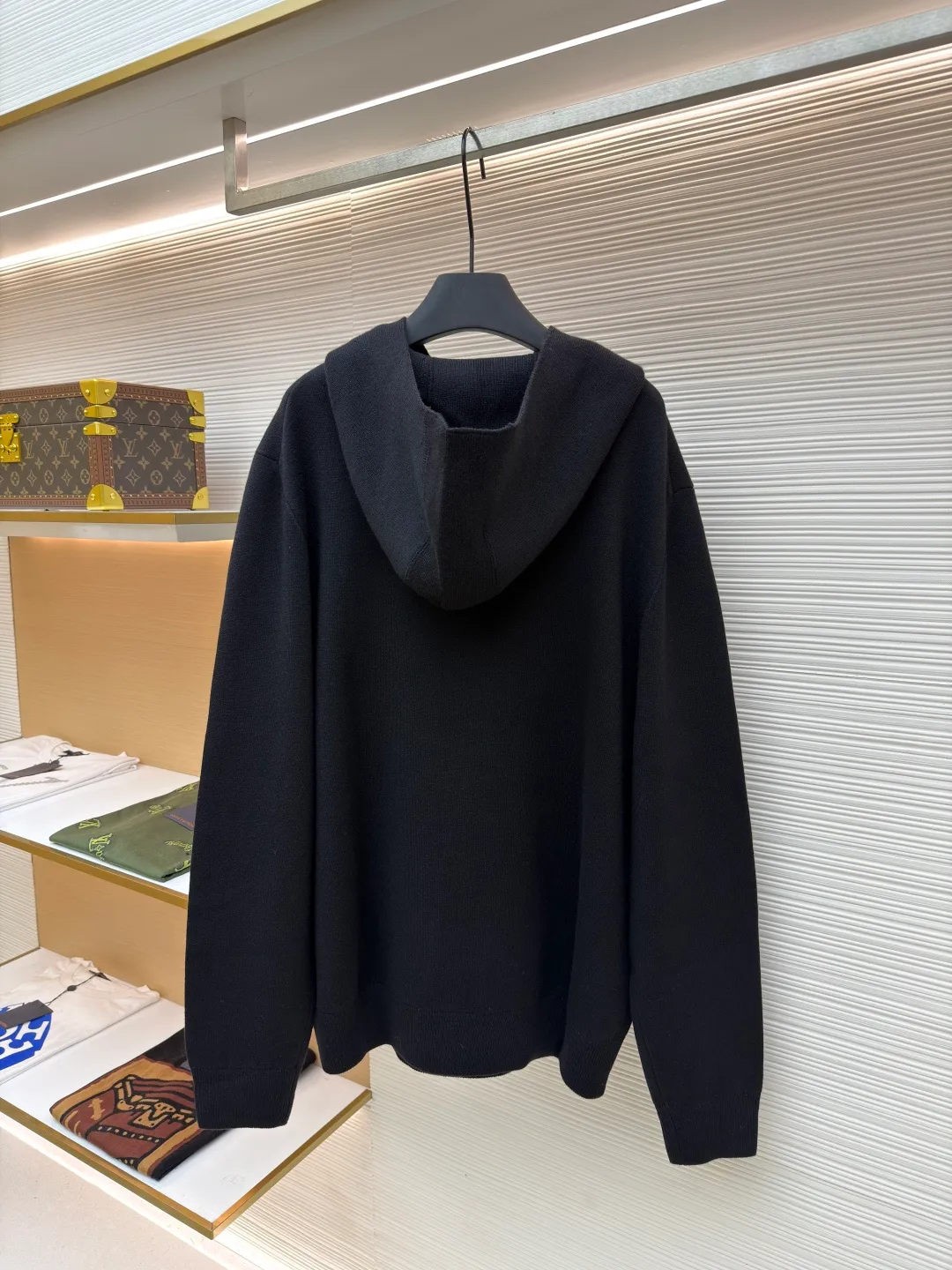 Dior velvet letter jacquard hoodie ●Original version: purchased and developed by 10802 ●Item number: 1680892-B90 ●Fabric: wool worsted fabric ●Technology: jacquard weaving ●Version: fitted version ●Weight: about 1055 grams ●Size: XS-S-M-L ●Description: Weaved using [48/2 ultra-fine Basulan worsted wool], the worsted wool fabric has a smooth surface, clear lines, and tight texture, making it appear delicate; [Features of Basulan wool technology]: Basulan technology is a special treatment method for wool, which can make wool fibers softer and fluffier, and reduce the itch of wool; at the same time, this technology can also improve the color brightness and color fastness of wool, making the color of wool products more durable. Soft and comfortable: The processed wool feels very soft and comfortable to wear next to the body. Good warmth retention: Wool itself has good warmth retention properties, and Basulan wool performs even better in this regard. Beautiful color: The color is bright and long-lasting, which can improve the appearance quality of wool products. The loom uses the [2024 latest CIXING dual-system 14-needle ultra-fine flat knitting machine] for weaving. The garment parts of each piece of clothing [the loom time is up to 214 minutes per piece]. A machine can successfully weave 5 pieces in a day, which is extremely difficult to produce. Finally, it is produced through high-quality [artificial sewing disc keyhole pullover], [picking], and [purely manual thread take-up]. The production cycle of a large batch of goods requires at least 20 days. The overall wiring is straight and delicate, the fabric is comfortable and soft, and the color is consistent without color difference. It can be matched with the same style to create a fashionable look and control various occasions. Customized accessories, complete with three standards, same style for men and women!