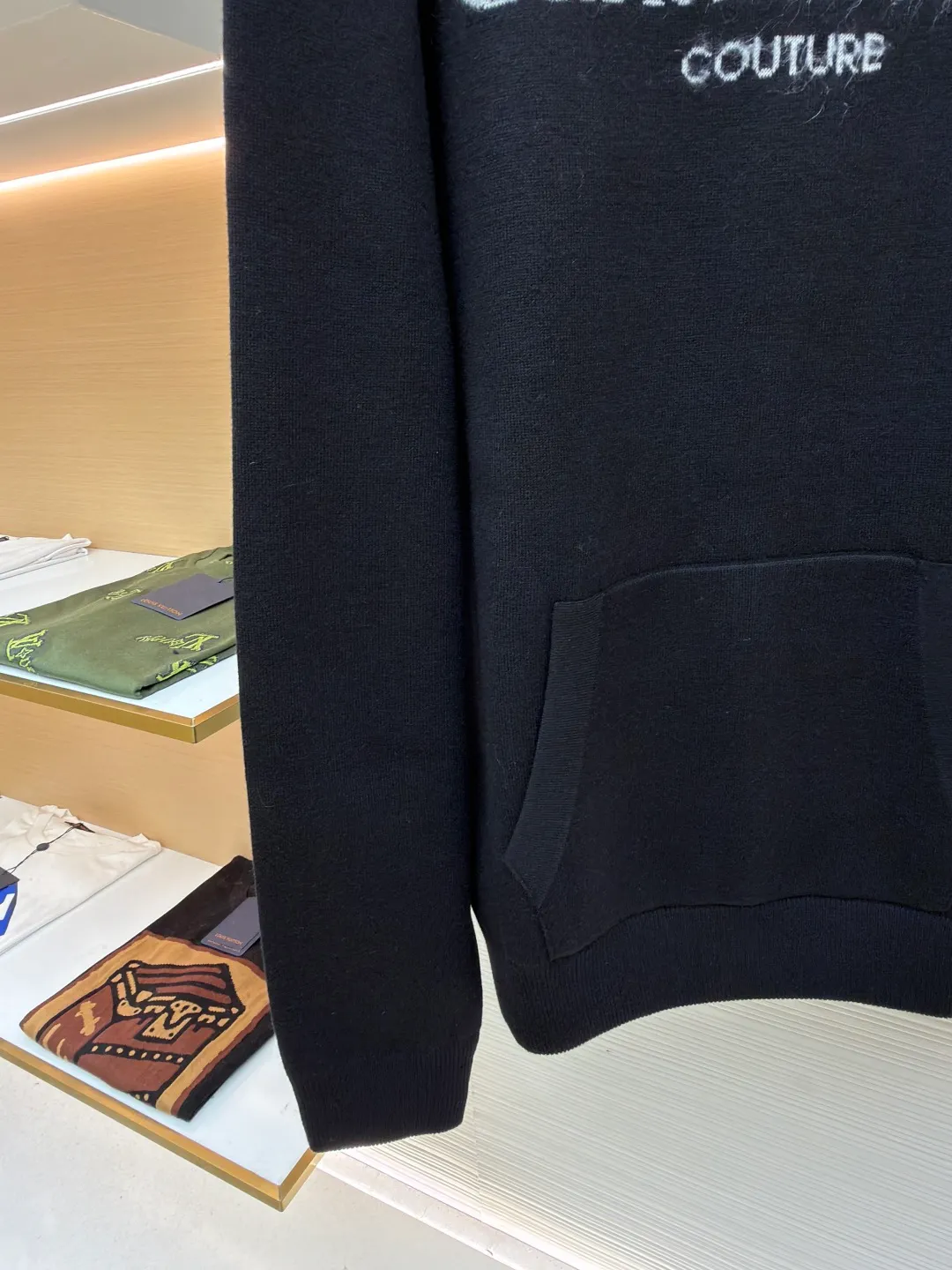 Dior velvet letter jacquard hoodie ●Original version: purchased and developed by 10802 ●Item number: 1680892-B90 ●Fabric: wool worsted fabric ●Technology: jacquard weaving ●Version: fitted version ●Weight: about 1055 grams ●Size: XS-S-M-L ●Description: Weaved using [48/2 ultra-fine Basulan worsted wool], the worsted wool fabric has a smooth surface, clear lines, and tight texture, making it appear delicate; [Features of Basulan wool technology]: Basulan technology is a special treatment method for wool, which can make wool fibers softer and fluffier, and reduce the itch of wool; at the same time, this technology can also improve the color brightness and color fastness of wool, making the color of wool products more durable. Soft and comfortable: The processed wool feels very soft and comfortable to wear next to the body. Good warmth retention: Wool itself has good warmth retention properties, and Basulan wool performs even better in this regard. Beautiful color: The color is bright and long-lasting, which can improve the appearance quality of wool products. The loom uses the [2024 latest CIXING dual-system 14-needle ultra-fine flat knitting machine] for weaving. The garment parts of each piece of clothing [the loom time is up to 214 minutes per piece]. A machine can successfully weave 5 pieces in a day, which is extremely difficult to produce. Finally, it is produced through high-quality [artificial sewing disc keyhole pullover], [picking], and [purely manual thread take-up]. The production cycle of a large batch of goods requires at least 20 days. The overall wiring is straight and delicate, the fabric is comfortable and soft, and the color is consistent without color difference. It can be matched with the same style to create a fashionable look and control various occasions. Customized accessories, complete with three standards, same style for men and women!