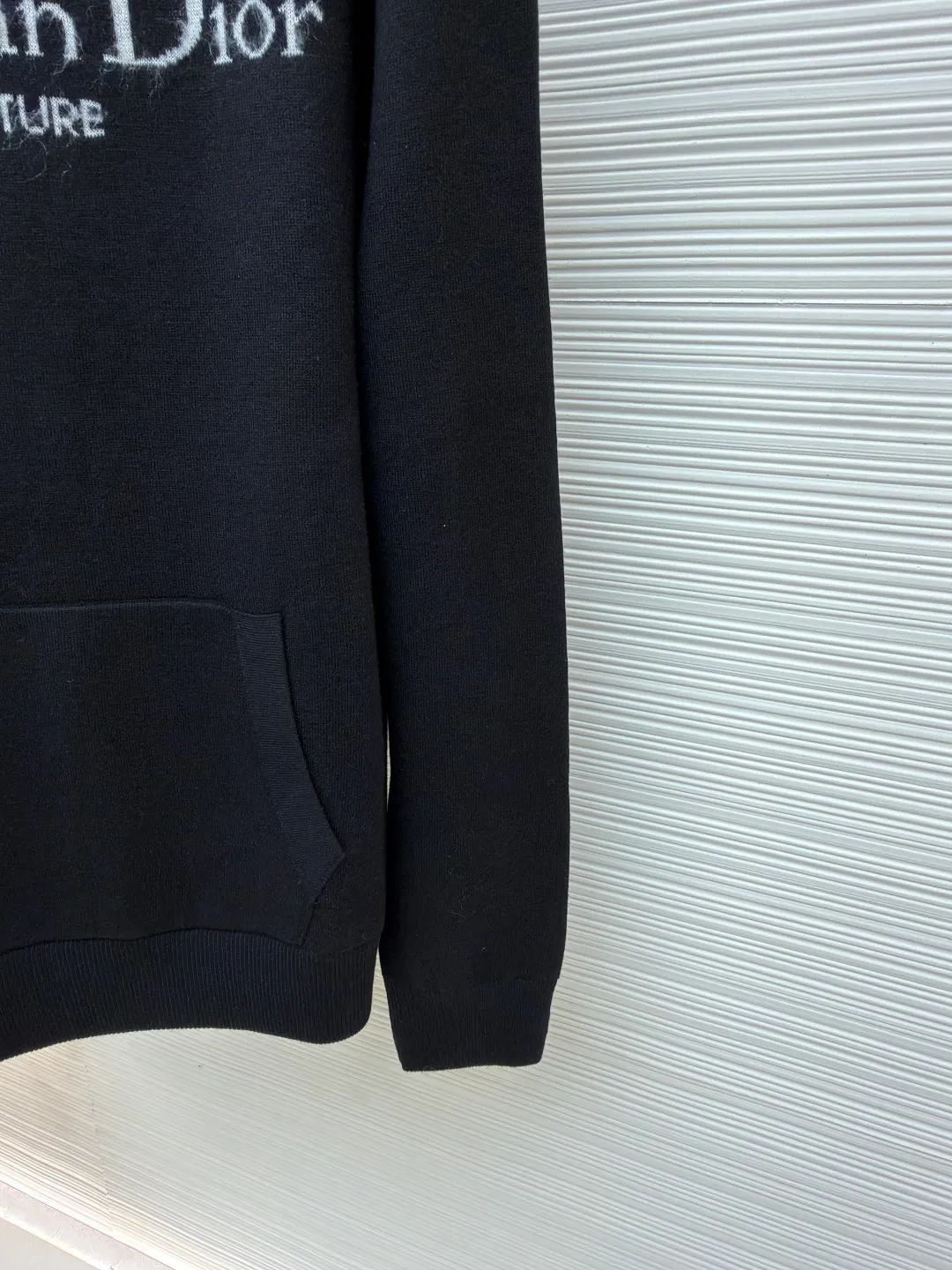 Dior velvet letter jacquard hoodie ●Original version: purchased and developed by 10802 ●Item number: 1680892-B90 ●Fabric: wool worsted fabric ●Technology: jacquard weaving ●Version: fitted version ●Weight: about 1055 grams ●Size: XS-S-M-L ●Description: Weaved using [48/2 ultra-fine Basulan worsted wool], the worsted wool fabric has a smooth surface, clear lines, and tight texture, making it appear delicate; [Features of Basulan wool technology]: Basulan technology is a special treatment method for wool, which can make wool fibers softer and fluffier, and reduce the itch of wool; at the same time, this technology can also improve the color brightness and color fastness of wool, making the color of wool products more durable. Soft and comfortable: The processed wool feels very soft and comfortable to wear next to the body. Good warmth retention: Wool itself has good warmth retention properties, and Basulan wool performs even better in this regard. Beautiful color: The color is bright and long-lasting, which can improve the appearance quality of wool products. The loom uses the [2024 latest CIXING dual-system 14-needle ultra-fine flat knitting machine] for weaving. The garment parts of each piece of clothing [the loom time is up to 214 minutes per piece]. A machine can successfully weave 5 pieces in a day, which is extremely difficult to produce. Finally, it is produced through high-quality [artificial sewing disc keyhole pullover], [picking], and [purely manual thread take-up]. The production cycle of a large batch of goods requires at least 20 days. The overall wiring is straight and delicate, the fabric is comfortable and soft, and the color is consistent without color difference. It can be matched with the same style to create a fashionable look and control various occasions. Customized accessories, complete with three standards, same style for men and women!