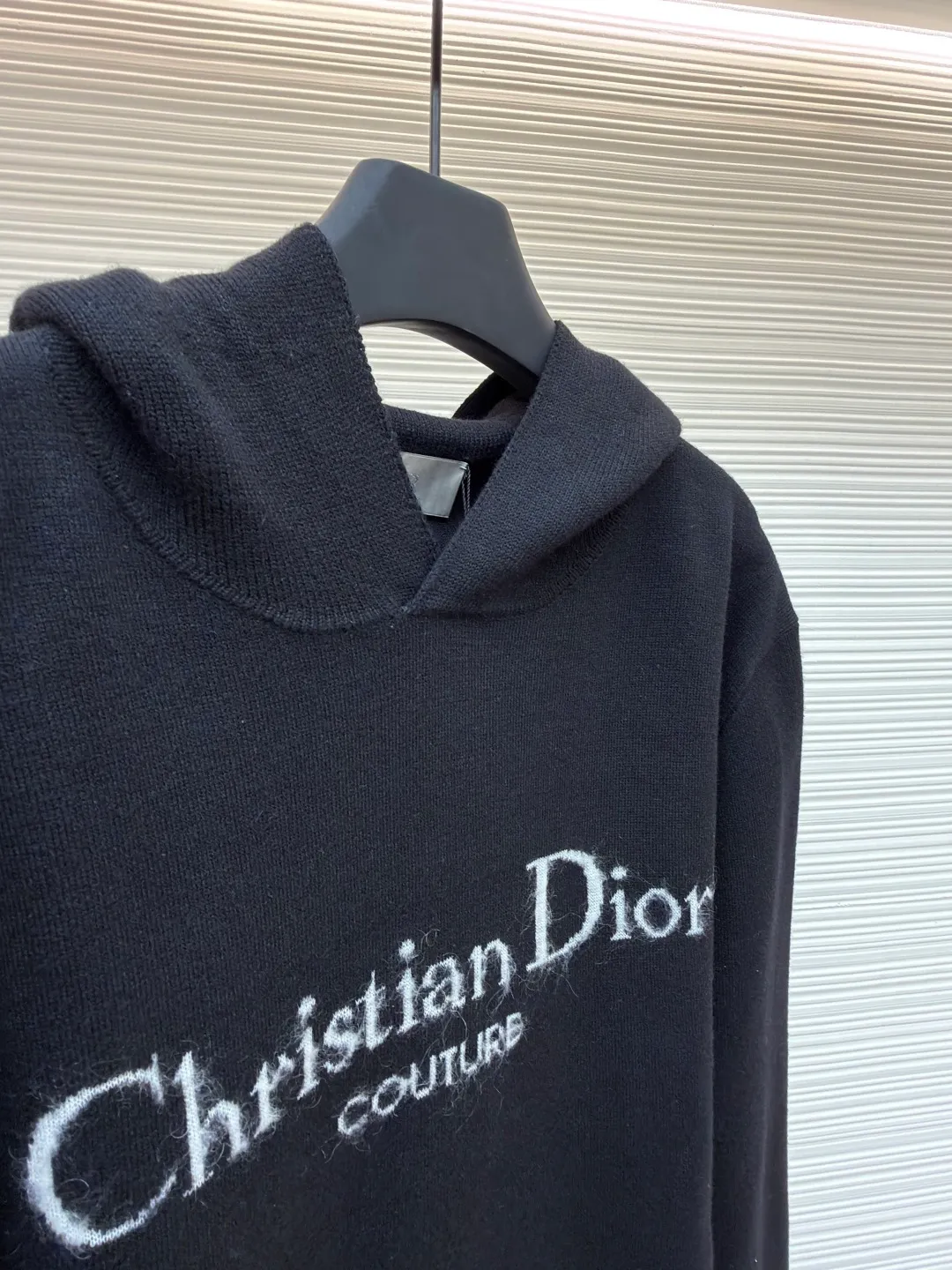 Dior velvet letter jacquard hoodie ●Original version: purchased and developed by 10802 ●Item number: 1680892-B90 ●Fabric: wool worsted fabric ●Technology: jacquard weaving ●Version: fitted version ●Weight: about 1055 grams ●Size: XS-S-M-L ●Description: Weaved using [48/2 ultra-fine Basulan worsted wool], the worsted wool fabric has a smooth surface, clear lines, and tight texture, making it appear delicate; [Features of Basulan wool technology]: Basulan technology is a special treatment method for wool, which can make wool fibers softer and fluffier, and reduce the itch of wool; at the same time, this technology can also improve the color brightness and color fastness of wool, making the color of wool products more durable. Soft and comfortable: The processed wool feels very soft and comfortable to wear next to the body. Good warmth retention: Wool itself has good warmth retention properties, and Basulan wool performs even better in this regard. Beautiful color: The color is bright and long-lasting, which can improve the appearance quality of wool products. The loom uses the [2024 latest CIXING dual-system 14-needle ultra-fine flat knitting machine] for weaving. The garment parts of each piece of clothing [the loom time is up to 214 minutes per piece]. A machine can successfully weave 5 pieces in a day, which is extremely difficult to produce. Finally, it is produced through high-quality [artificial sewing disc keyhole pullover], [picking], and [purely manual thread take-up]. The production cycle of a large batch of goods requires at least 20 days. The overall wiring is straight and delicate, the fabric is comfortable and soft, and the color is consistent without color difference. It can be matched with the same style to create a fashionable look and control various occasions. Customized accessories, complete with three standards, same style for men and women!