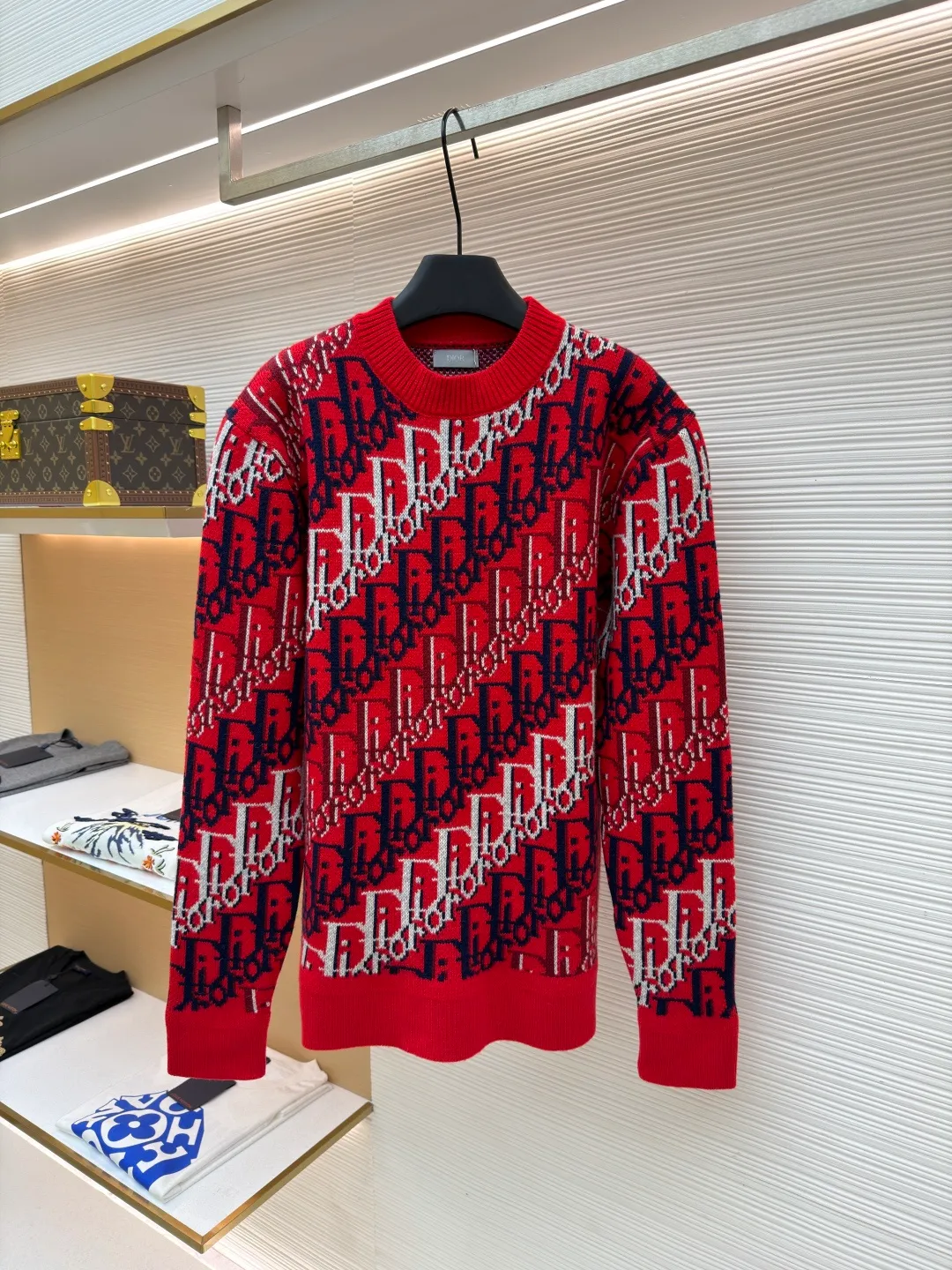 Dior onlique ribbed round neck printed long-sleeved sweater ●Original version: purchased and developed by 21969 ●Item number: 1682472-B45 ●Fabric: wool fabric ●Technology: knitted ●Color: red ●Version: fitted version ●Weight: about 880 grams ●Size: S-M-L-XL ●Description: This Dior all-over presbyopia knitted sweater is made of imported merino wool blended yarn. The yarn is fine and smooth after combing process, and has good warmth retention and breathability. The body uses double-sided jacquard technology to create the classic Oblique presbyopia pattern. Red, navy blue and white yarns are interwoven to form a three-dimensional texture effect. The pattern alignment is accurate and there is no misalignment. Every inch of the jacquard has been precisely calculated by needle count, making the pattern distinct and textured. The neckline, cuffs and hem are all designed with rib knitting and are reinforced with double-needle sewing technology. They are moderately elastic and durable and will not easily deform. The side seams of the body are made of seamless splicing technology to make the overall shape smoother and fit the body shape. From yarn selection to jacquard weaving, the whole process follows the brand's high-end clothing standards. The stitches are even and fine, and the overlocking and narrowing techniques in the details are all done to the extreme. It perfectly integrates classic presbyopic elements and modern knitting technology, taking into account both design and wearing comfort. The overall wiring is straight and delicate, the fabric is comfortable and soft, and the color is consistent without color difference. It can be matched with the same style to create a fashionable look and control various occasions. Customized accessories, complete with three standards, same style for men and women!