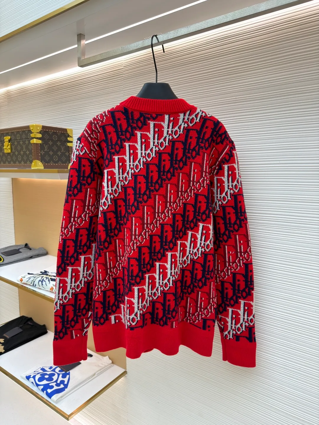 Dior onlique ribbed round neck printed long-sleeved sweater ●Original version: purchased and developed by 21969 ●Item number: 1682472-B45 ●Fabric: wool fabric ●Technology: knitted ●Color: red ●Version: fitted version ●Weight: about 880 grams ●Size: S-M-L-XL ●Description: This Dior all-over presbyopia knitted sweater is made of imported merino wool blended yarn. The yarn is fine and smooth after combing process, and has good warmth retention and breathability. The body uses double-sided jacquard technology to create the classic Oblique presbyopia pattern. Red, navy blue and white yarns are interwoven to form a three-dimensional texture effect. The pattern alignment is accurate and there is no misalignment. Every inch of the jacquard has been precisely calculated by needle count, making the pattern distinct and textured. The neckline, cuffs and hem are all designed with rib knitting and are reinforced with double-needle sewing technology. They are moderately elastic and durable and will not easily deform. The side seams of the body are made of seamless splicing technology to make the overall shape smoother and fit the body shape. From yarn selection to jacquard weaving, the whole process follows the brand's high-end clothing standards. The stitches are even and fine, and the overlocking and narrowing techniques in the details are all done to the extreme. It perfectly integrates classic presbyopic elements and modern knitting technology, taking into account both design and wearing comfort. The overall wiring is straight and delicate, the fabric is comfortable and soft, and the color is consistent without color difference. It can be matched with the same style to create a fashionable look and control various occasions. Customized accessories, complete with three standards, same style for men and women!