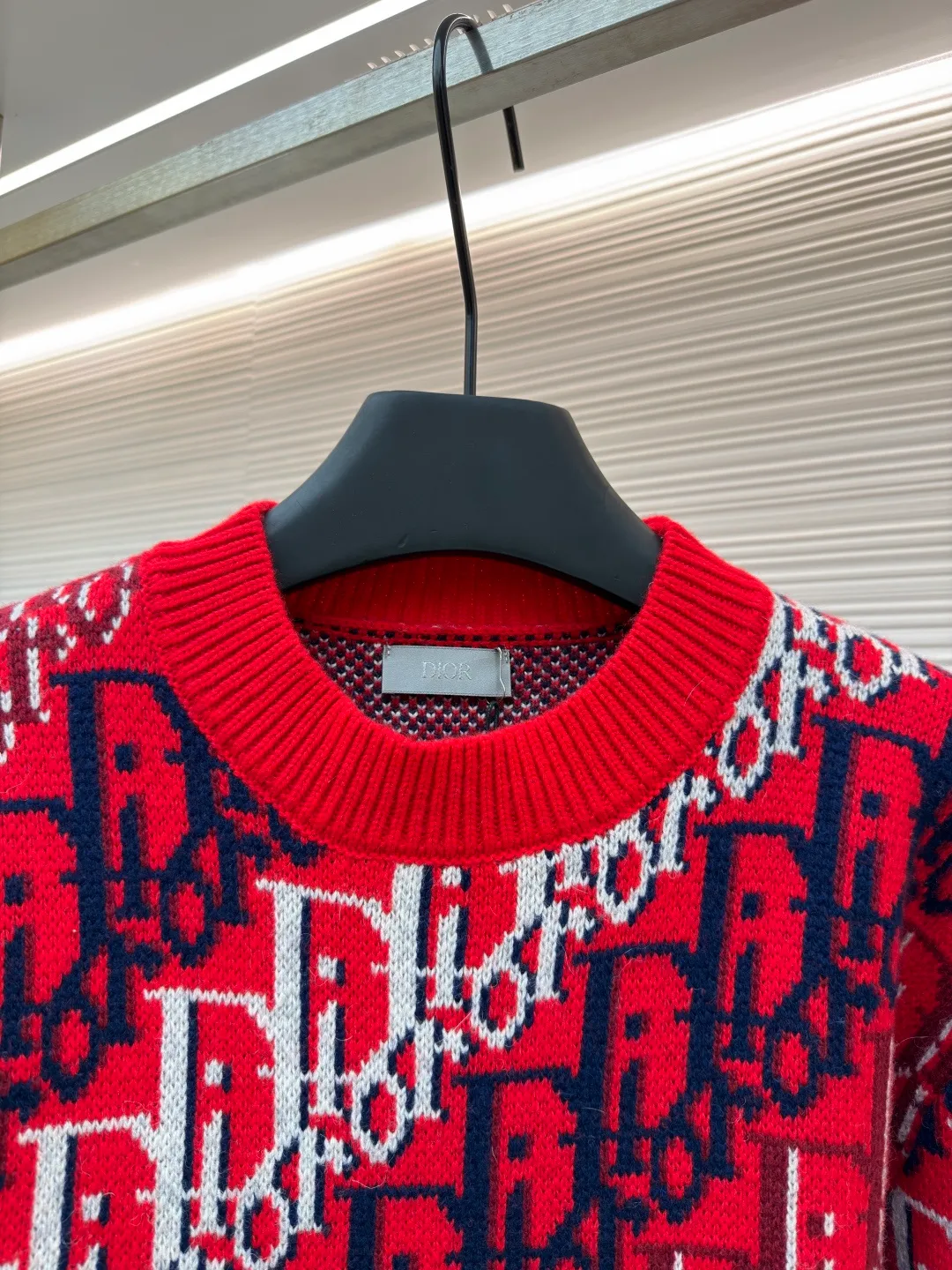 Dior onlique ribbed round neck printed long-sleeved sweater ●Original version: purchased and developed by 21969 ●Item number: 1682472-B45 ●Fabric: wool fabric ●Technology: knitted ●Color: red ●Version: fitted version ●Weight: about 880 grams ●Size: S-M-L-XL ●Description: This Dior all-over presbyopia knitted sweater is made of imported merino wool blended yarn. The yarn is fine and smooth after combing process, and has good warmth retention and breathability. The body uses double-sided jacquard technology to create the classic Oblique presbyopia pattern. Red, navy blue and white yarns are interwoven to form a three-dimensional texture effect. The pattern alignment is accurate and there is no misalignment. Every inch of the jacquard has been precisely calculated by needle count, making the pattern distinct and textured. The neckline, cuffs and hem are all designed with rib knitting and are reinforced with double-needle sewing technology. They are moderately elastic and durable and will not easily deform. The side seams of the body are made of seamless splicing technology to make the overall shape smoother and fit the body shape. From yarn selection to jacquard weaving, the whole process follows the brand's high-end clothing standards. The stitches are even and fine, and the overlocking and narrowing techniques in the details are all done to the extreme. It perfectly integrates classic presbyopic elements and modern knitting technology, taking into account both design and wearing comfort. The overall wiring is straight and delicate, the fabric is comfortable and soft, and the color is consistent without color difference. It can be matched with the same style to create a fashionable look and control various occasions. Customized accessories, complete with three standards, same style for men and women!