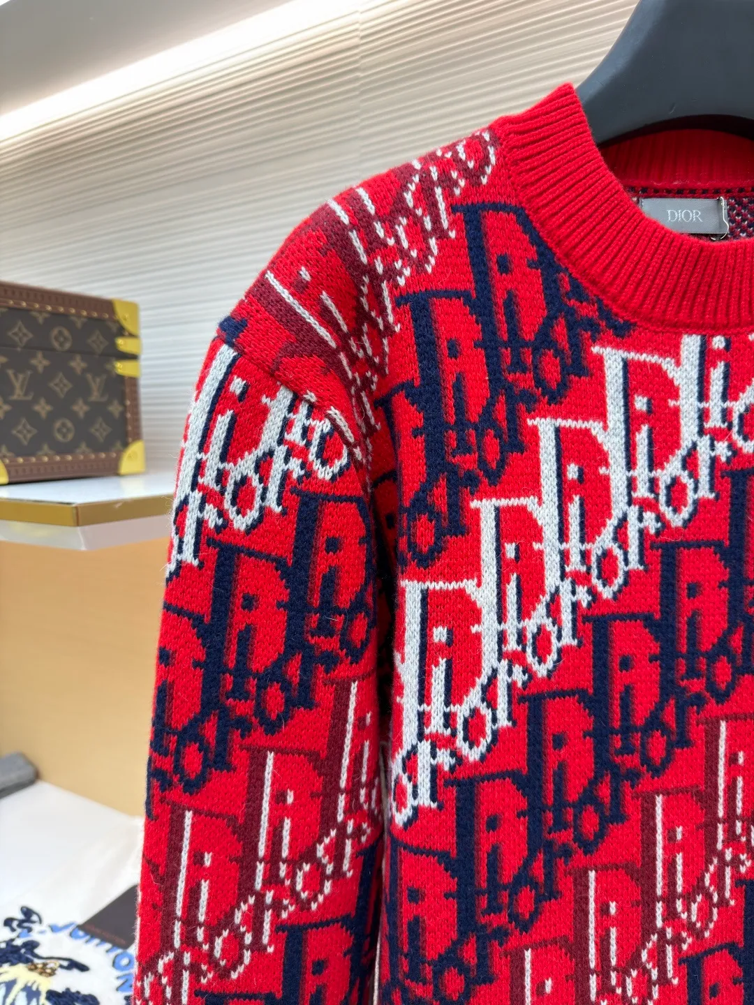 Dior onlique ribbed round neck printed long-sleeved sweater ●Original version: purchased and developed by 21969 ●Item number: 1682472-B45 ●Fabric: wool fabric ●Technology: knitted ●Color: red ●Version: fitted version ●Weight: about 880 grams ●Size: S-M-L-XL ●Description: This Dior all-over presbyopia knitted sweater is made of imported merino wool blended yarn. The yarn is fine and smooth after combing process, and has good warmth retention and breathability. The body uses double-sided jacquard technology to create the classic Oblique presbyopia pattern. Red, navy blue and white yarns are interwoven to form a three-dimensional texture effect. The pattern alignment is accurate and there is no misalignment. Every inch of the jacquard has been precisely calculated by needle count, making the pattern distinct and textured. The neckline, cuffs and hem are all designed with rib knitting and are reinforced with double-needle sewing technology. They are moderately elastic and durable and will not easily deform. The side seams of the body are made of seamless splicing technology to make the overall shape smoother and fit the body shape. From yarn selection to jacquard weaving, the whole process follows the brand's high-end clothing standards. The stitches are even and fine, and the overlocking and narrowing techniques in the details are all done to the extreme. It perfectly integrates classic presbyopic elements and modern knitting technology, taking into account both design and wearing comfort. The overall wiring is straight and delicate, the fabric is comfortable and soft, and the color is consistent without color difference. It can be matched with the same style to create a fashionable look and control various occasions. Customized accessories, complete with three standards, same style for men and women!