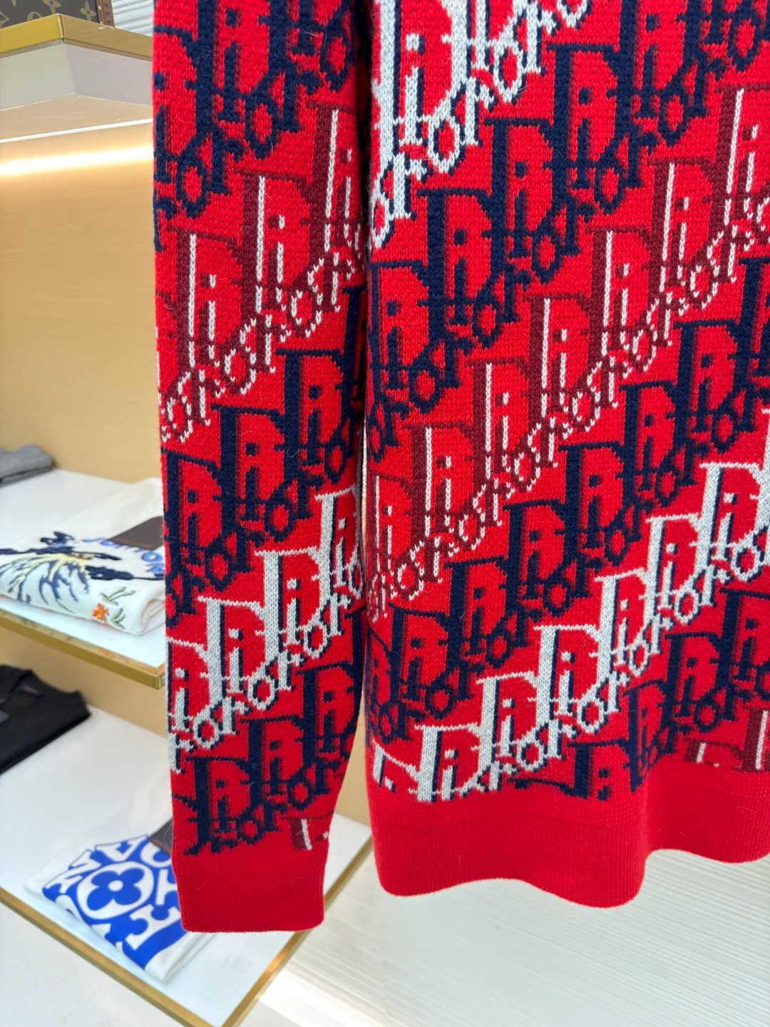 Dior onlique ribbed round neck printed long-sleeved sweater ●Original version: purchased and developed by 21969 ●Item number: 1682472-B45 ●Fabric: wool fabric ●Technology: knitted ●Color: red ●Version: fitted version ●Weight: about 880 grams ●Size: S-M-L-XL ●Description: This Dior all-over presbyopia knitted sweater is made of imported merino wool blended yarn. The yarn is fine and smooth after combing process, and has good warmth retention and breathability. The body uses double-sided jacquard technology to create the classic Oblique presbyopia pattern. Red, navy blue and white yarns are interwoven to form a three-dimensional texture effect. The pattern alignment is accurate and there is no misalignment. Every inch of the jacquard has been precisely calculated by needle count, making the pattern distinct and textured. The neckline, cuffs and hem are all designed with rib knitting and are reinforced with double-needle sewing technology. They are moderately elastic and durable and will not easily deform. The side seams of the body are made of seamless splicing technology to make the overall shape smoother and fit the body shape. From yarn selection to jacquard weaving, the whole process follows the brand's high-end clothing standards. The stitches are even and fine, and the overlocking and narrowing techniques in the details are all done to the extreme. It perfectly integrates classic presbyopic elements and modern knitting technology, taking into account both design and wearing comfort. The overall wiring is straight and delicate, the fabric is comfortable and soft, and the color is consistent without color difference. It can be matched with the same style to create a fashionable look and control various occasions. Customized accessories, complete with three standards, same style for men and women!