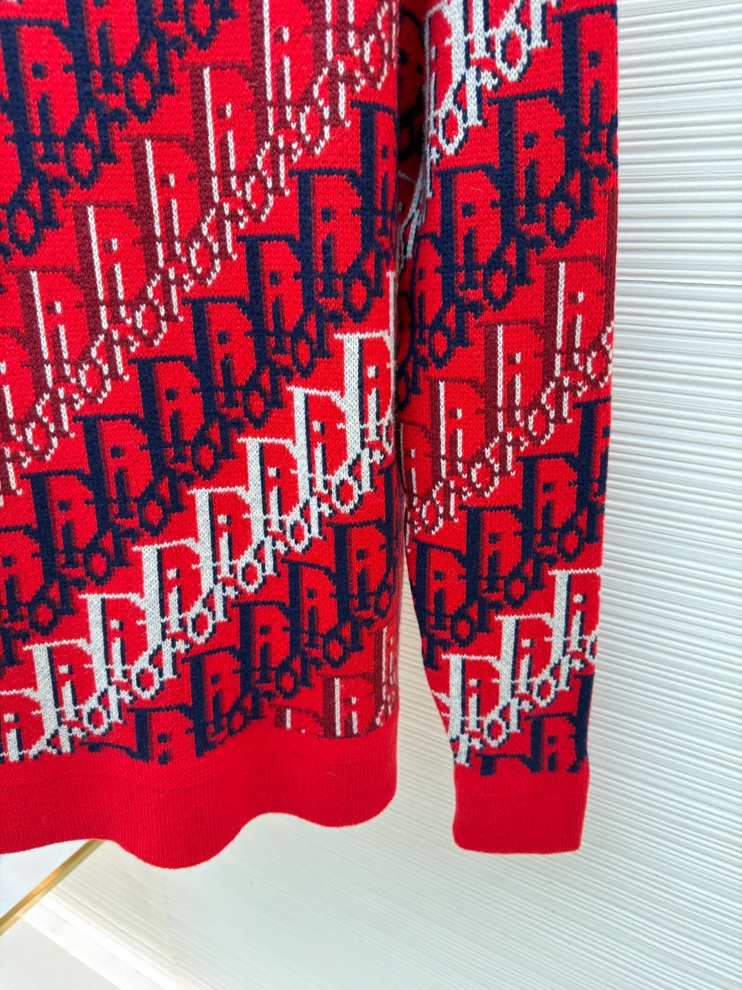 Dior onlique ribbed round neck printed long-sleeved sweater ●Original version: purchased and developed by 21969 ●Item number: 1682472-B45 ●Fabric: wool fabric ●Technology: knitted ●Color: red ●Version: fitted version ●Weight: about 880 grams ●Size: S-M-L-XL ●Description: This Dior all-over presbyopia knitted sweater is made of imported merino wool blended yarn. The yarn is fine and smooth after combing process, and has good warmth retention and breathability. The body uses double-sided jacquard technology to create the classic Oblique presbyopia pattern. Red, navy blue and white yarns are interwoven to form a three-dimensional texture effect. The pattern alignment is accurate and there is no misalignment. Every inch of the jacquard has been precisely calculated by needle count, making the pattern distinct and textured. The neckline, cuffs and hem are all designed with rib knitting and are reinforced with double-needle sewing technology. They are moderately elastic and durable and will not easily deform. The side seams of the body are made of seamless splicing technology to make the overall shape smoother and fit the body shape. From yarn selection to jacquard weaving, the whole process follows the brand's high-end clothing standards. The stitches are even and fine, and the overlocking and narrowing techniques in the details are all done to the extreme. It perfectly integrates classic presbyopic elements and modern knitting technology, taking into account both design and wearing comfort. The overall wiring is straight and delicate, the fabric is comfortable and soft, and the color is consistent without color difference. It can be matched with the same style to create a fashionable look and control various occasions. Customized accessories, complete with three standards, same style for men and women!