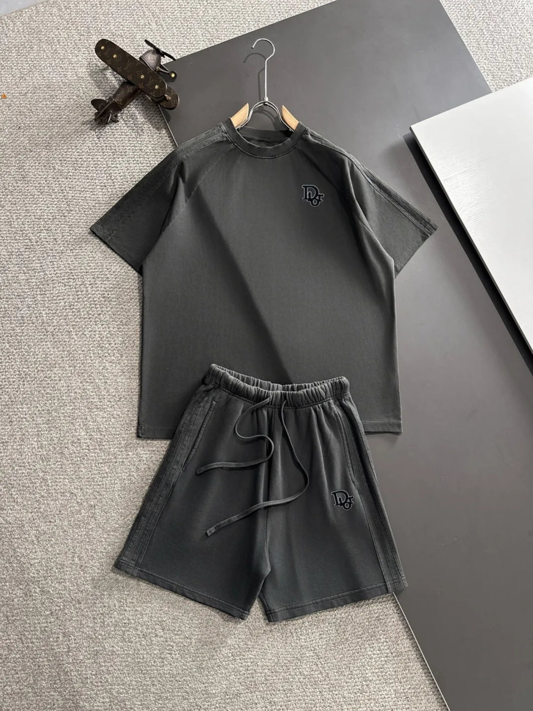 🅿️500 next day shipping DIOR/Dior high quality 2025 spring and summer new elastic band casual heavy industry washed suit, batik tripe sweat-absorbent and breathable, counter-customized fabric with high breathability and comfort, impeccable details, brand element design concept, reflecting high quality. It feels delicate and soft! It presents a casual cut and the upper body shape is great! Trading company channels are rare and available on the official website simultaneously! From a high-end men's positioning brand, high-end, low-key luxury taste, people can't refuse! Exquisite workmanship and impeccable quality! The overall style is simple, fashionable and timeless, fully meeting the requirements of stylish and tasteful dressing! Size: S-XXL