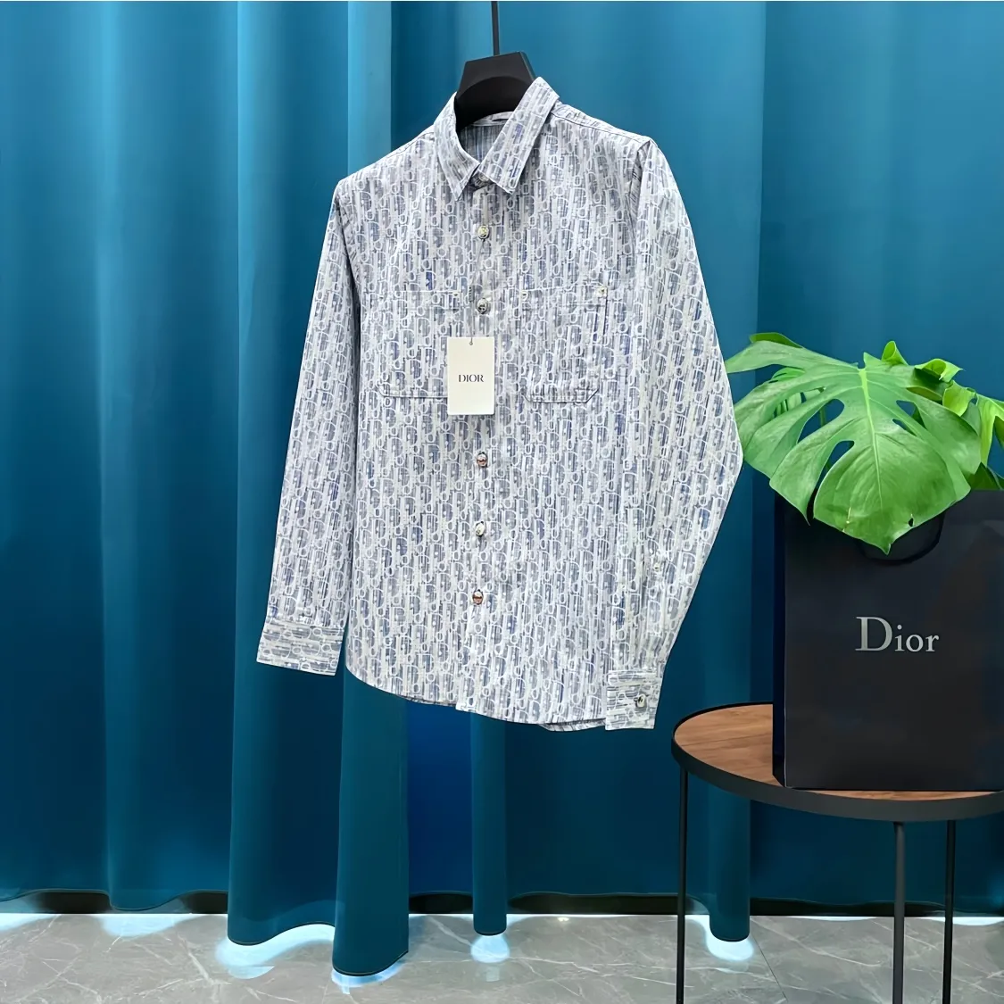 🅿️320 Dior➡️Dior presbyopic letter jacquard logo denim shirt jacket, same style for men and women, lazy style couple style long-sleeved shirt jacket! A style that looks great when worn alone! The color is really bright! Cotton denim, customized high-quality hardware, the whole piece of clothing is hand-cut with positioning flowers and restored flowers. The collar is composited with hot-melt adhesive hard lining to increase stiffness, and the upper body has excellent drape effect. It is packaged with original main mark and washed tag. , a hot new style of presbyopic shirt, exquisite craftsmanship, loose fit, the same style for men and women, the best and versatile style of the year, it is very high-end to wear alone, layered, as an inner layer or a jacket, casually wear a pair of sweatpants and jeans, it is fashionable, wearing a shirt is perfect for taking pictures, hurry up! Size: S-3XL