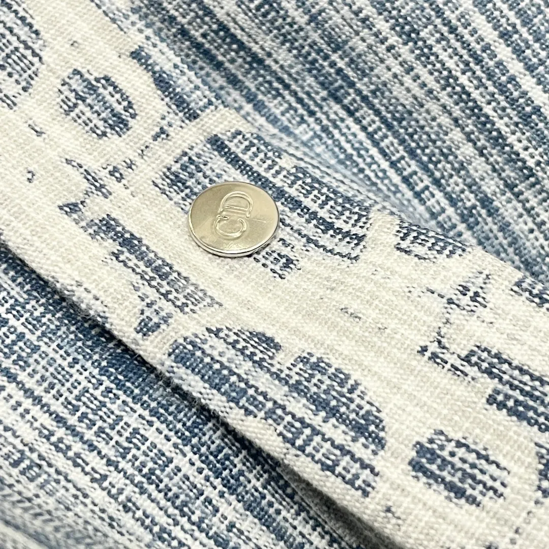 🅿️320 Dior➡️Dior presbyopic letter jacquard logo denim shirt jacket, same style for men and women, lazy style couple style long-sleeved shirt jacket! A style that looks great when worn alone! The color is really bright! Cotton denim, customized high-quality hardware, the whole piece of clothing is hand-cut with positioning flowers and restored flowers. The collar is composited with hot-melt adhesive hard lining to increase stiffness, and the upper body has excellent drape effect. It is packaged with original main mark and washed tag. , a hot new style of presbyopic shirt, exquisite craftsmanship, loose fit, the same style for men and women, the best and versatile style of the year, it is very high-end to wear alone, layered, as an inner layer or a jacket, casually wear a pair of sweatpants and jeans, it is fashionable, wearing a shirt is perfect for taking pictures, hurry up! Size: S-3XL