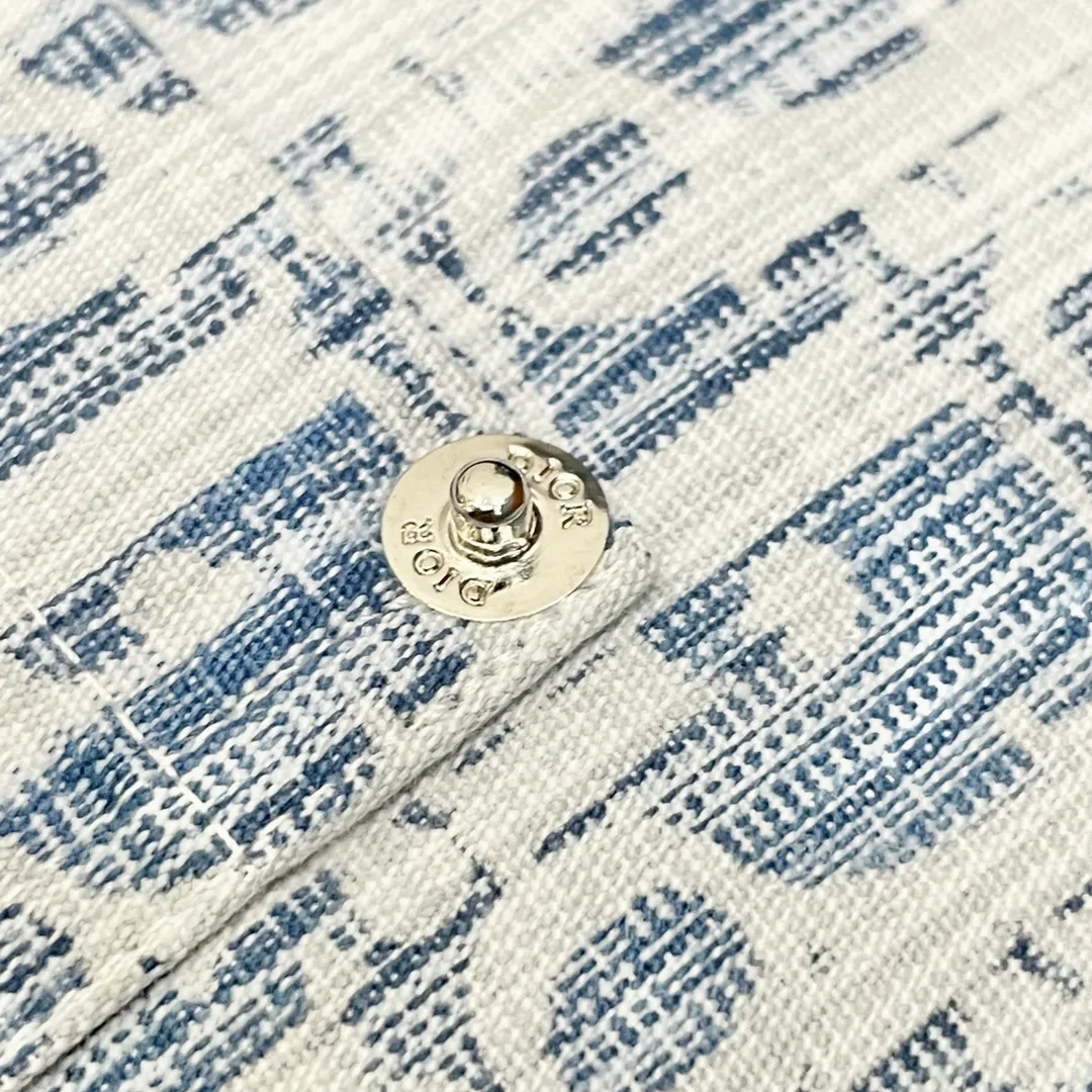 🅿️320 Dior➡️Dior presbyopic letter jacquard logo denim shirt jacket, same style for men and women, lazy style couple style long-sleeved shirt jacket! A style that looks great when worn alone! The color is really bright! Cotton denim, customized high-quality hardware, the whole piece of clothing is hand-cut with positioning flowers and restored flowers. The collar is composited with hot-melt adhesive hard lining to increase stiffness, and the upper body has excellent drape effect. It is packaged with original main mark and washed tag. , a hot new style of presbyopic shirt, exquisite craftsmanship, loose fit, the same style for men and women, the best and versatile style of the year, it is very high-end to wear alone, layered, as an inner layer or a jacket, casually wear a pair of sweatpants and jeans, it is fashionable, wearing a shirt is perfect for taking pictures, hurry up! Size: S-3XL