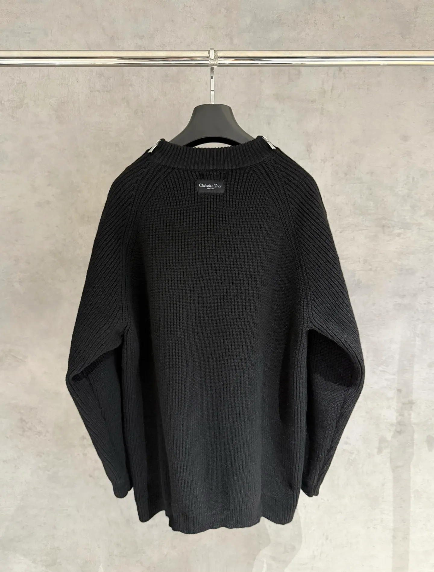 🅿️420 [Strict quality control] Dio*Dior's new autumn and winter men's series new sweatshirts. Zippers on both sides of the shoulders highlight fashion style. Zip closures at the sleeves add a trendy touch, and a Christian Dior Couture patch accents the back. The slightly raised collar pairs well with jeans or shorts for a stylish look! Same style for men and women Color: black, white and gray Size: M-2XL