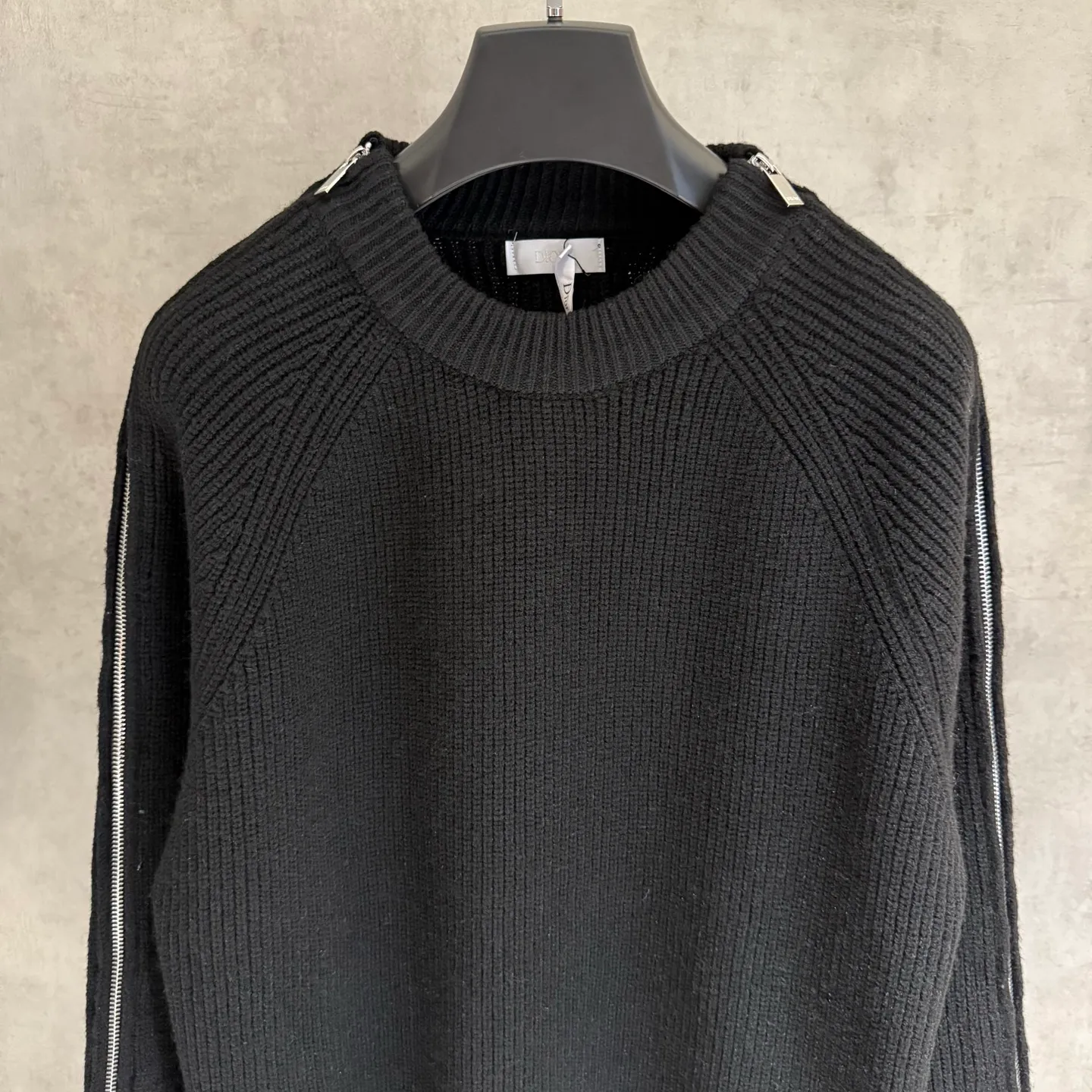 🅿️420 [Strict quality control] Dio*Dior's new autumn and winter men's series new sweatshirts. Zippers on both sides of the shoulders highlight fashion style. Zip closures at the sleeves add a trendy touch, and a Christian Dior Couture patch accents the back. The slightly raised collar pairs well with jeans or shorts for a stylish look! Same style for men and women Color: black, white and gray Size: M-2XL