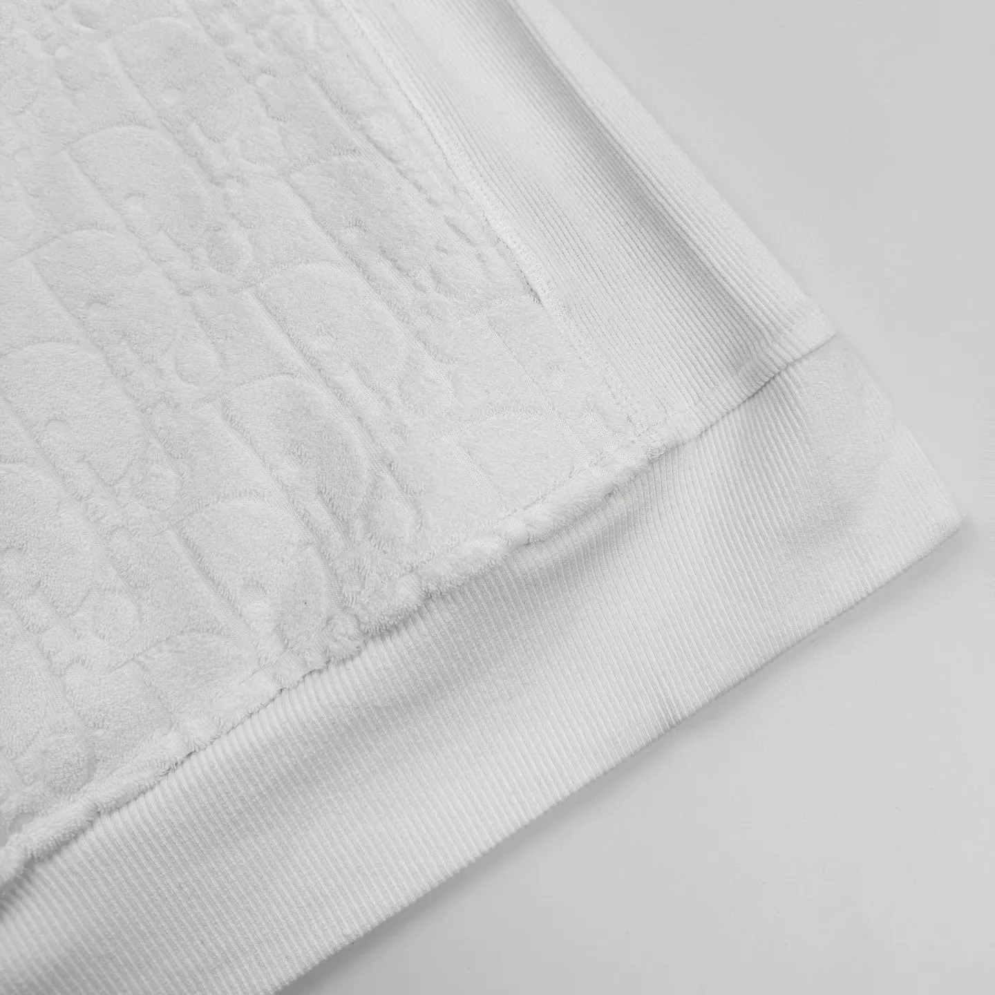 🅿️530 [Exclusive supply] CD all-over jacquard towel embroidered hooded sweatshirt (white). Original purchase and development of 17,500. The fabric is made of customized Dior jacquard fabric. It feels soft and comfortable against the skin. It is decorated with jacquard patterns of the same color on the front. It is delicately interwoven and dazzling. It is like artistic brushstrokes gently swaying on the soft towel. The looming dark lines highlight the nobility and elegance. Every detail exudes charm. Customized Dior jacquard fabrics form Oblique patterns through changes in warp and weft structures. The jacquard looms weave the jacquard fabrics before dyeing and finishing. The details are authentic, and ergonomic three-dimensional tailoring returns to traditional craftsmanship through segmentation, folding, shrinking, and stretching techniques. The so-called slow work produces fine work, which is respect for the material. The pursuit of feel. The workmanship is complicated and cumbersome. The time is slow. The loss is high, and the fabrics are washed. It has better hand feel and texture, is not easy to deform, shrink or fade, and maintains long-term beauty. Size:S-M-L-XL