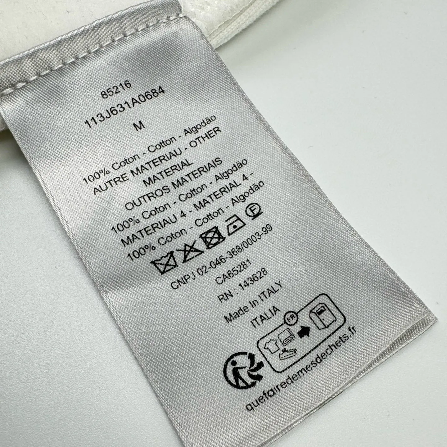 🅿️530 [Exclusive supply] CD all-over jacquard towel embroidered hooded sweatshirt (white). Original purchase and development of 17,500. The fabric is made of customized Dior jacquard fabric. It feels soft and comfortable against the skin. It is decorated with jacquard patterns of the same color on the front. It is delicately interwoven and dazzling. It is like artistic brushstrokes gently swaying on the soft towel. The looming dark lines highlight the nobility and elegance. Every detail exudes charm. Customized Dior jacquard fabrics form Oblique patterns through changes in warp and weft structures. The jacquard looms weave the jacquard fabrics before dyeing and finishing. The details are authentic, and ergonomic three-dimensional tailoring returns to traditional craftsmanship through segmentation, folding, shrinking, and stretching techniques. The so-called slow work produces fine work, which is respect for the material. The pursuit of feel. The workmanship is complicated and cumbersome. The time is slow. The loss is high, and the fabrics are washed. It has better hand feel and texture, is not easy to deform, shrink or fade, and maintains long-term beauty. Size:S-M-L-XL