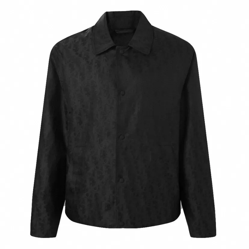 🅿️520 [Original quality] CD full-frame jacquard lapel jacket (black) The fabric is made of 100% nylon fabric. The ultra-fine denier yarn is made through precision weaving technology to achieve a fabric density of 580 needles/square inch, which is lightweight while building a strong frame. The microporous structure is breathable and water-repellent, greatly improving the performance of the finished product in multiple occasions. Advanced laser jacquard technology is used to form a concave and convex texture on the surface of the fabric, with a strong three-dimensional effect and a more obvious 3D effect. The pattern is clear and delicate, and the color is full and even. Size:46/48/50/52