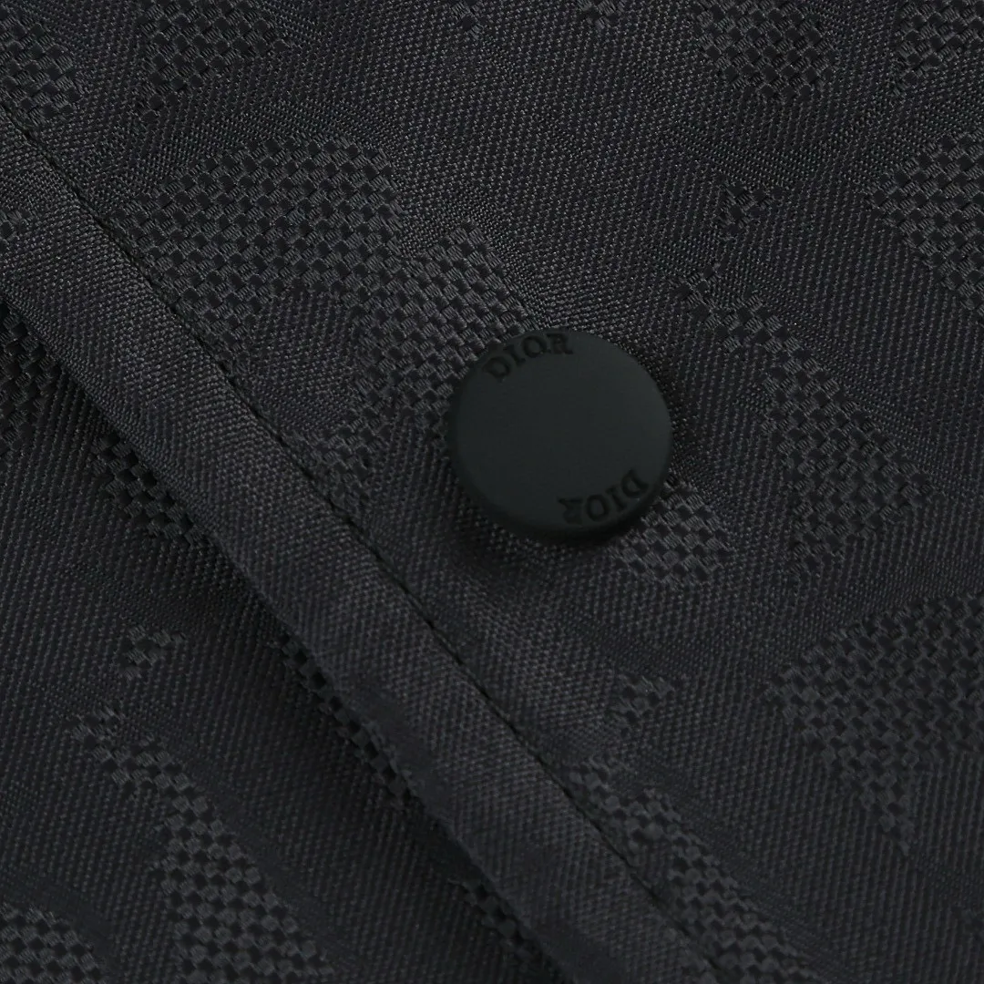 🅿️520 [Original quality] CD full-frame jacquard lapel jacket (black) The fabric is made of 100% nylon fabric. The ultra-fine denier yarn is made through precision weaving technology to achieve a fabric density of 580 needles/square inch, which is lightweight while building a strong frame. The microporous structure is breathable and water-repellent, greatly improving the performance of the finished product in multiple occasions. Advanced laser jacquard technology is used to form a concave and convex texture on the surface of the fabric, with a strong three-dimensional effect and a more obvious 3D effect. The pattern is clear and delicate, and the color is full and even. Size:46/48/50/52