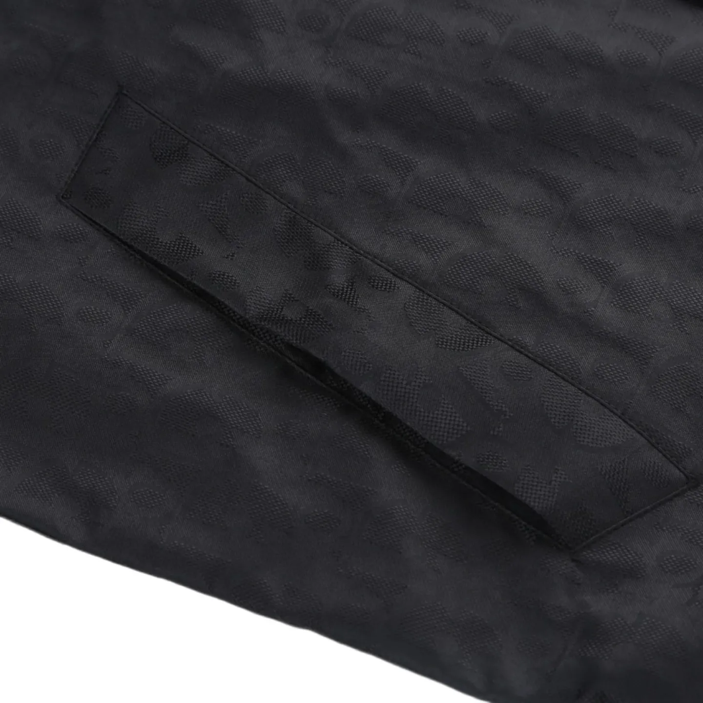 🅿️520 [Original quality] CD full-frame jacquard lapel jacket (black) The fabric is made of 100% nylon fabric. The ultra-fine denier yarn is made through precision weaving technology to achieve a fabric density of 580 needles/square inch, which is lightweight while building a strong frame. The microporous structure is breathable and water-repellent, greatly improving the performance of the finished product in multiple occasions. Advanced laser jacquard technology is used to form a concave and convex texture on the surface of the fabric, with a strong three-dimensional effect and a more obvious 3D effect. The pattern is clear and delicate, and the color is full and even. Size:46/48/50/52