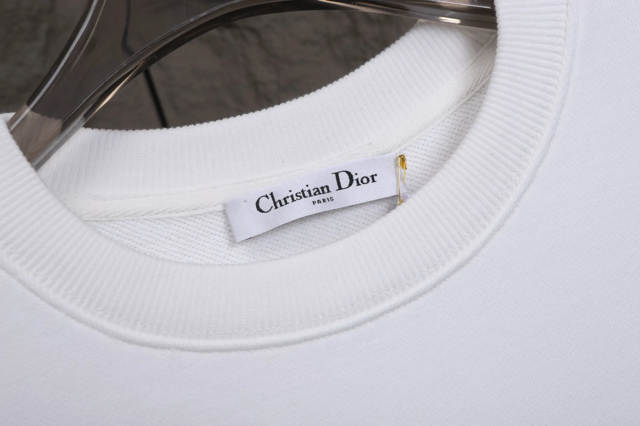 🅿️280 The top version of the classic Dior collaboration model No. B35 *Made of 450 custom-woven and custom-dyed high-gram weight tripe pure cotton sweatshirt fabric. The fabric feels thick and has a certain sense of self-weight. The bottom has a dense and rough terry texture. It is close to the skin and has excellent warmth retention. You will not feel any discomfort at all! *The classic logo is added to the front panel, and the same elements are added to the back panel. The lines are smooth and smooth, and the classic popular elements will not fall off or deform when washed. *This design is based on classics. It simply and clearly shows the brand’s high-end luxury identity. Same style for men and women. 𝐂𝐎𝐋𝐎𝐔𝐑: black, white. 𝐒𝐈𝐙𝐄: S- xl