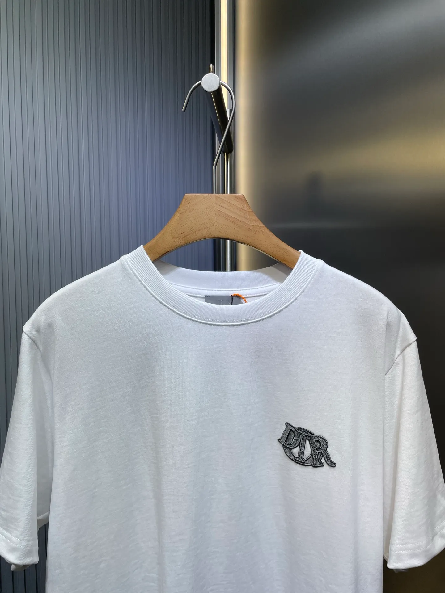 🅿️280 Dior Charm Logo Patch Short Sleeves Custom-made Sulon Tencel Cotton Delicate and soft Comfortable and skin-friendly White as pure as ever and elegant The chest is decorated with Dior Charm logo patches Exquisite as gem inlay The perfect collision of white and gray brings endless freshness and tranquility Fashion and taste coexist Craft 1: Use imported machine embroidery technology using advanced computer control systems and precision mechanical components Achieve Dior Charm embroidery work with high precision, smooth and delicate lines. Process 2: The fabrics are washed and have a better hand feel. Not easy to deform, not easy to shrink, not easy to fade, and maintain long-term beauty. Accessories: Customized 1:1 Dior trademark. Version: Loose version. Size: S M L XL. Style number: 25131-A15.
