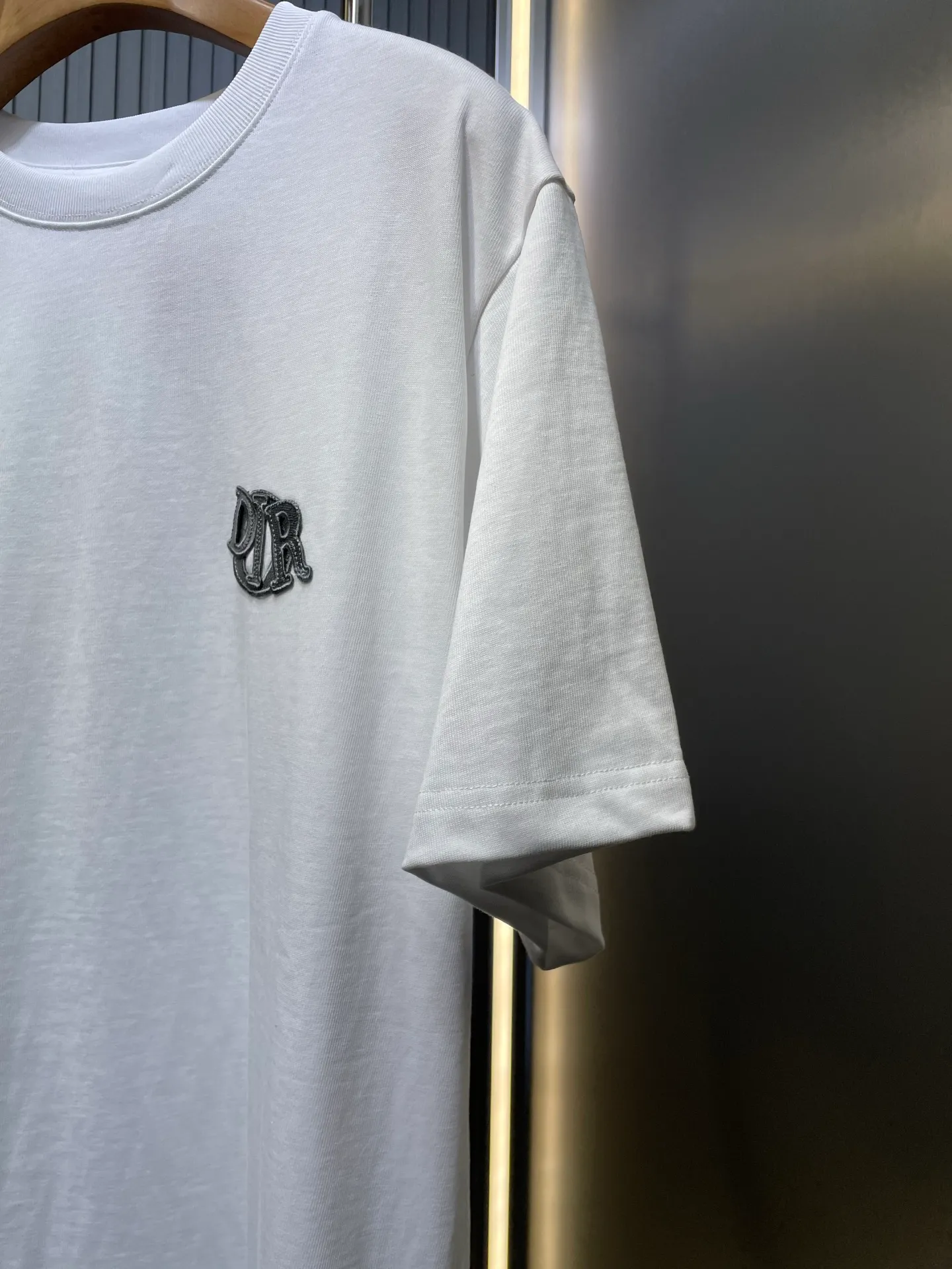 🅿️280 Dior Charm Logo Patch Short Sleeves Custom-made Sulon Tencel Cotton Delicate and soft Comfortable and skin-friendly White as pure as ever and elegant The chest is decorated with Dior Charm logo patches Exquisite as gem inlay The perfect collision of white and gray brings endless freshness and tranquility Fashion and taste coexist Craft 1: Use imported machine embroidery technology using advanced computer control systems and precision mechanical components Achieve Dior Charm embroidery work with high precision, smooth and delicate lines. Process 2: The fabrics are washed and have a better hand feel. Not easy to deform, not easy to shrink, not easy to fade, and maintain long-term beauty. Accessories: Customized 1:1 Dior trademark. Version: Loose version. Size: S M L XL. Style number: 25131-A15.