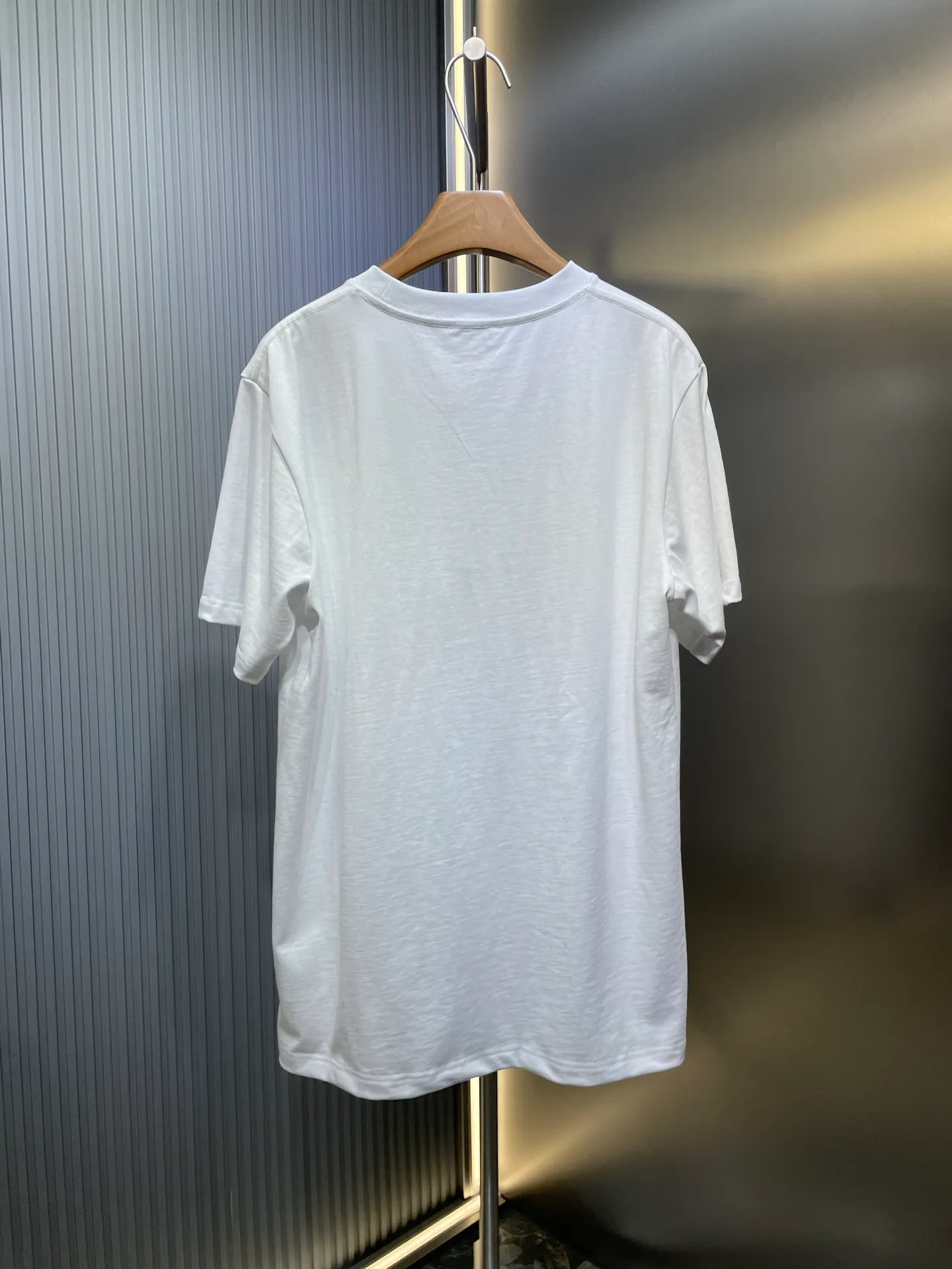 🅿️280 Dior Charm Logo Patch Short Sleeves Custom-made Sulon Tencel Cotton Delicate and soft Comfortable and skin-friendly White as pure as ever and elegant The chest is decorated with Dior Charm logo patches Exquisite as gem inlay The perfect collision of white and gray brings endless freshness and tranquility Fashion and taste coexist Craft 1: Use imported machine embroidery technology using advanced computer control systems and precision mechanical components Achieve Dior Charm embroidery work with high precision, smooth and delicate lines. Process 2: The fabrics are washed and have a better hand feel. Not easy to deform, not easy to shrink, not easy to fade, and maintain long-term beauty. Accessories: Customized 1:1 Dior trademark. Version: Loose version. Size: S M L XL. Style number: 25131-A15.