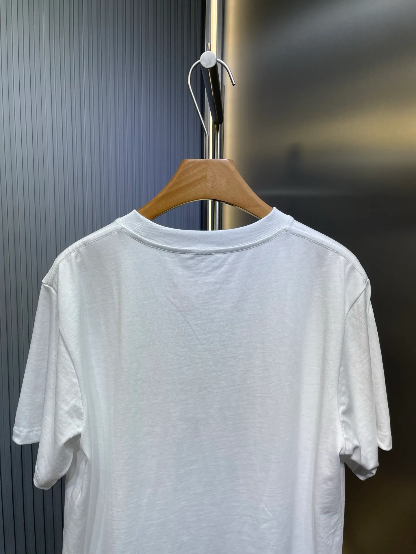 🅿️280 Dior Charm Logo Patch Short Sleeves Custom-made Sulon Tencel Cotton Delicate and soft Comfortable and skin-friendly White as pure as ever and elegant The chest is decorated with Dior Charm logo patches Exquisite as gem inlay The perfect collision of white and gray brings endless freshness and tranquility Fashion and taste coexist Craft 1: Use imported machine embroidery technology using advanced computer control systems and precision mechanical components Achieve Dior Charm embroidery work with high precision, smooth and delicate lines. Process 2: The fabrics are washed and have a better hand feel. Not easy to deform, not easy to shrink, not easy to fade, and maintain long-term beauty. Accessories: Customized 1:1 Dior trademark. Version: Loose version. Size: S M L XL. Style number: 25131-A15.