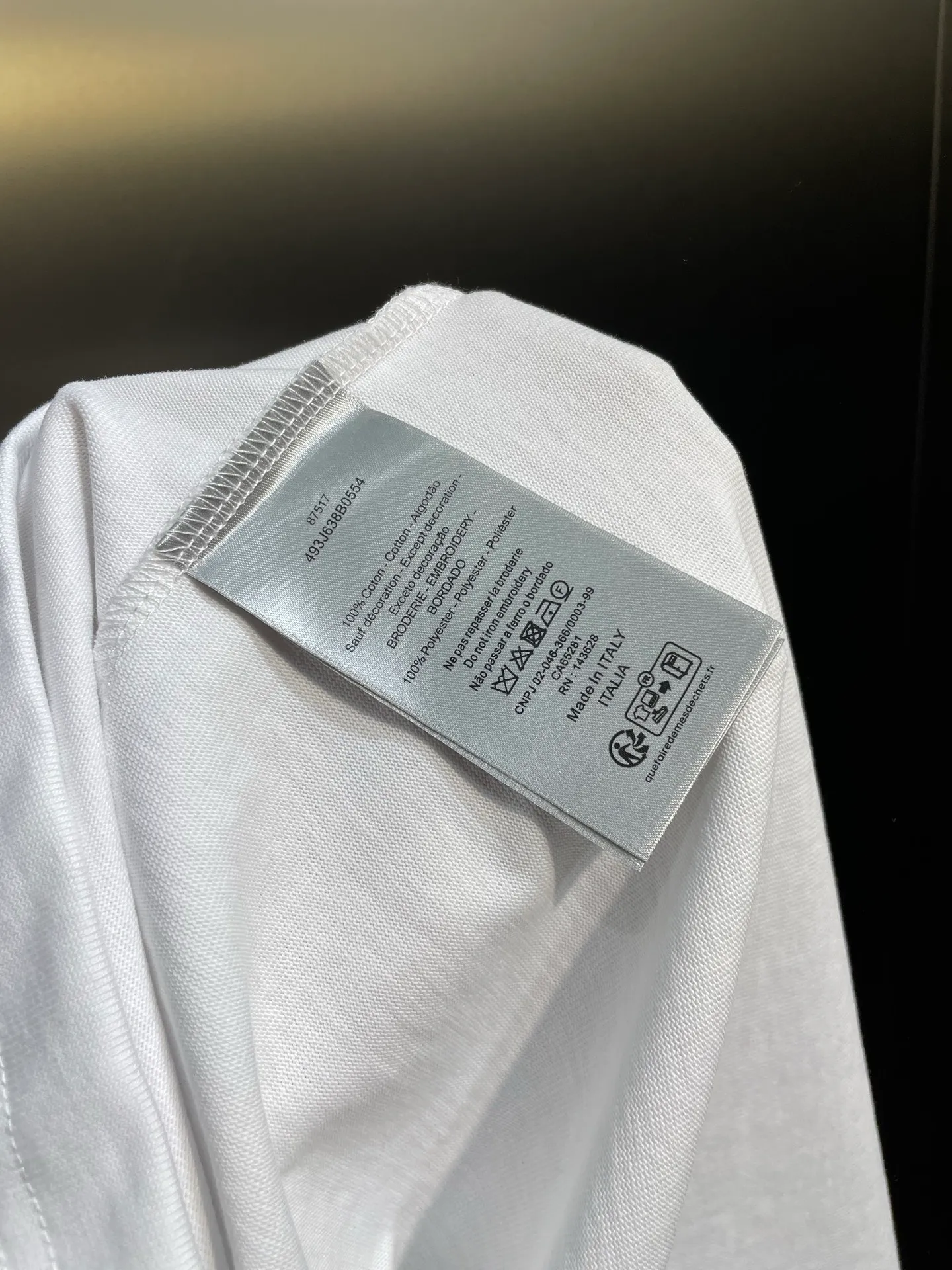 🅿️280 Dior Charm Logo Patch Short Sleeves Custom-made Sulon Tencel Cotton Delicate and soft Comfortable and skin-friendly White as pure as ever and elegant The chest is decorated with Dior Charm logo patches Exquisite as gem inlay The perfect collision of white and gray brings endless freshness and tranquility Fashion and taste coexist Craft 1: Use imported machine embroidery technology using advanced computer control systems and precision mechanical components Achieve Dior Charm embroidery work with high precision, smooth and delicate lines. Process 2: The fabrics are washed and have a better hand feel. Not easy to deform, not easy to shrink, not easy to fade, and maintain long-term beauty. Accessories: Customized 1:1 Dior trademark. Version: Loose version. Size: S M L XL. Style number: 25131-A15.