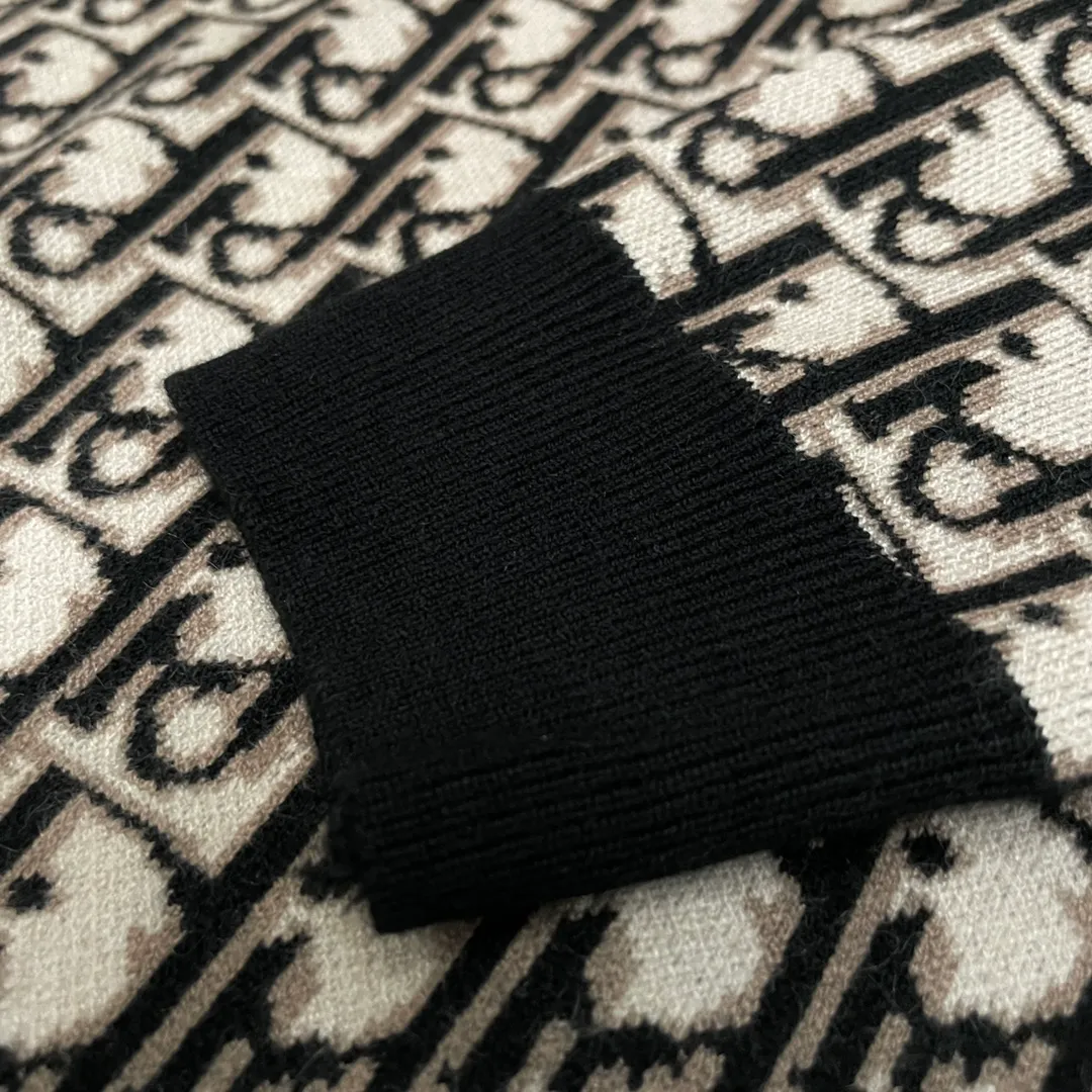🅿️270 Dior➡️Dior 24ss new jacquard wool sweater sweater OS version 🔥Same style for men and women. Fast-selling market currency. The wool is knitted and manufactured using a 7-needle imported machine. Wool content yarn is used. The yarn is dyed. The new season's main focus is stunning in terms of color, craftsmanship, and elements. High-tech workmanship. Imported sweater fabrics are provided by customers. They have excellent skin-friendliness and perfect details.