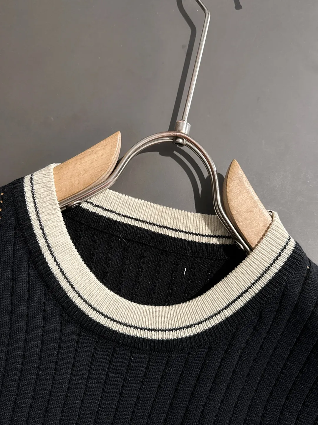 🅿️330 shipped next day. High quality Dior 2025 spring and summer new men's round neck short-sleeved T-shirt. Made of combed cotton yarn knitted cotton fabric. Pure cotton high-weight special yarn. It feels heavy when weighed. The upper body is also more textured than ordinary T-shirts. This texture can cope with the weather easily and is suitable for both hot and cold! The pattern on the chest adopts three-dimensional embroidery technology, and is perfectly produced stitch by stitch with reference to the original version! Loose fit design, looks noble. Size: M to XXXL