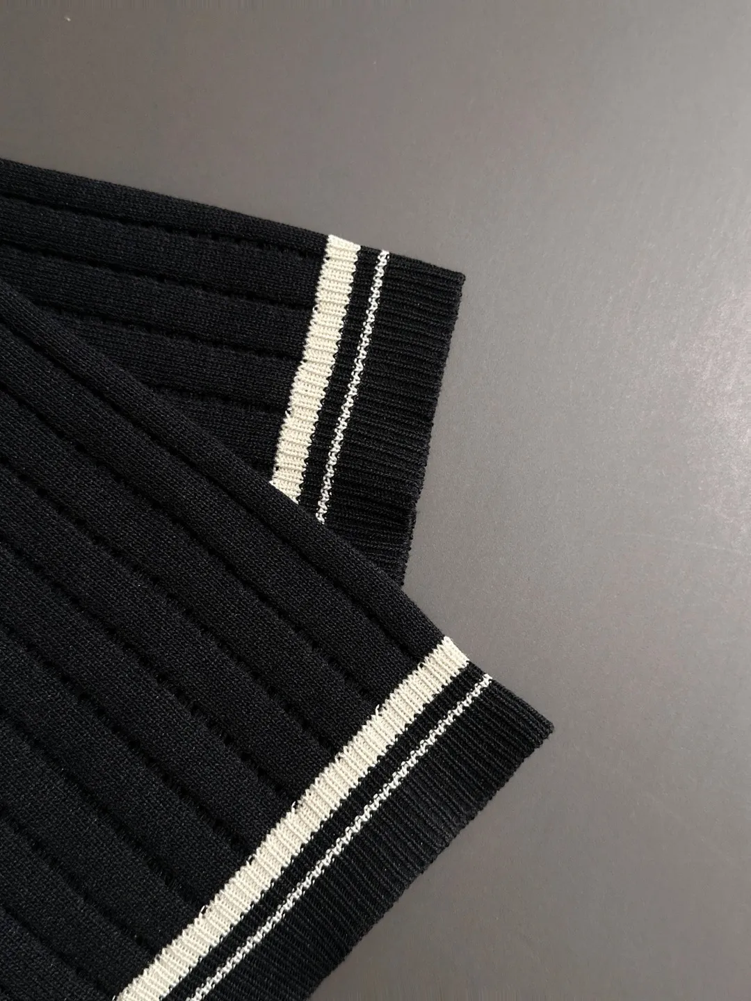 🅿️330 shipped next day. High quality Dior 2025 spring and summer new men's round neck short-sleeved T-shirt. Made of combed cotton yarn knitted cotton fabric. Pure cotton high-weight special yarn. It feels heavy when weighed. The upper body is also more textured than ordinary T-shirts. This texture can cope with the weather easily and is suitable for both hot and cold! The pattern on the chest adopts three-dimensional embroidery technology, and is perfectly produced stitch by stitch with reference to the original version! Loose fit design, looks noble. Size: M to XXXL