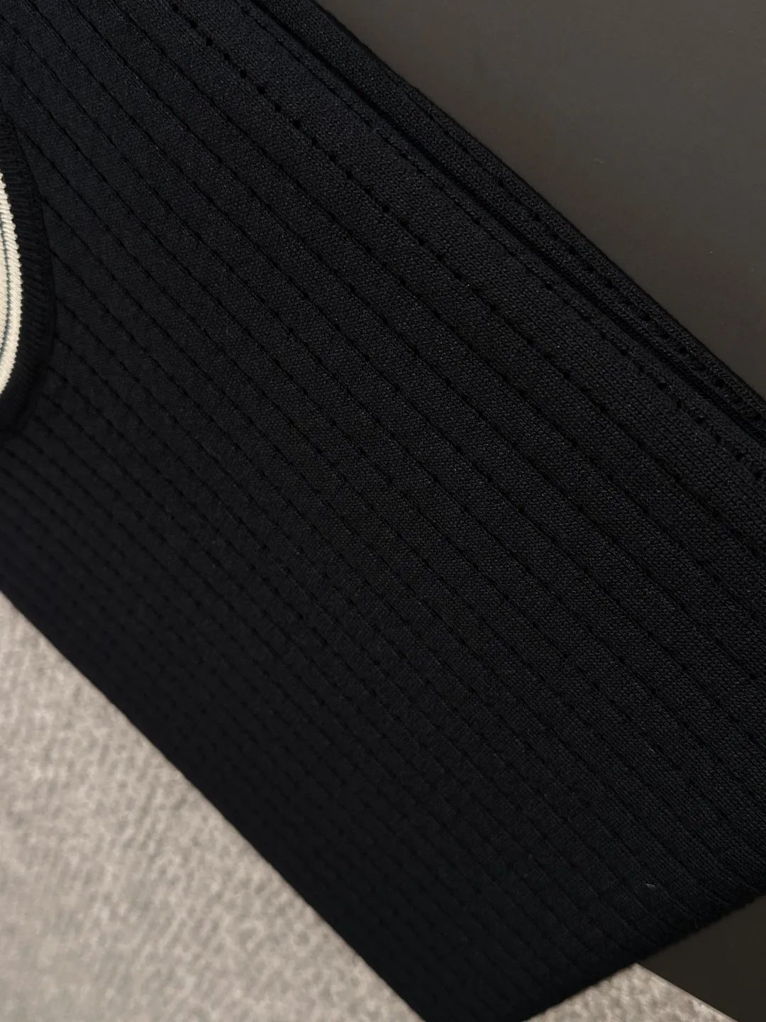 🅿️330 shipped next day. High quality Dior 2025 spring and summer new men's round neck short-sleeved T-shirt. Made of combed cotton yarn knitted cotton fabric. Pure cotton high-weight special yarn. It feels heavy when weighed. The upper body is also more textured than ordinary T-shirts. This texture can cope with the weather easily and is suitable for both hot and cold! The pattern on the chest adopts three-dimensional embroidery technology, and is perfectly produced stitch by stitch with reference to the original version! Loose fit design, looks noble. Size: M to XXXL