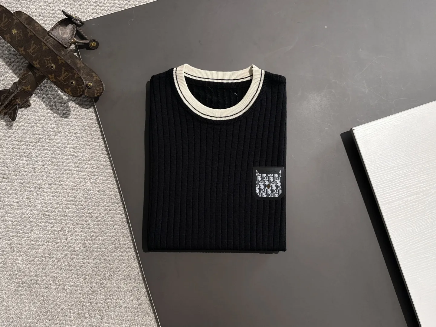 🅿️330 shipped next day. High quality Dior 2025 spring and summer new men's round neck short-sleeved T-shirt. Made of combed cotton yarn knitted cotton fabric. Pure cotton high-weight special yarn. It feels heavy when weighed. The upper body is also more textured than ordinary T-shirts. This texture can cope with the weather easily and is suitable for both hot and cold! The pattern on the chest adopts three-dimensional embroidery technology, and is perfectly produced stitch by stitch with reference to the original version! Loose fit design, looks noble. Size: M to XXXL
