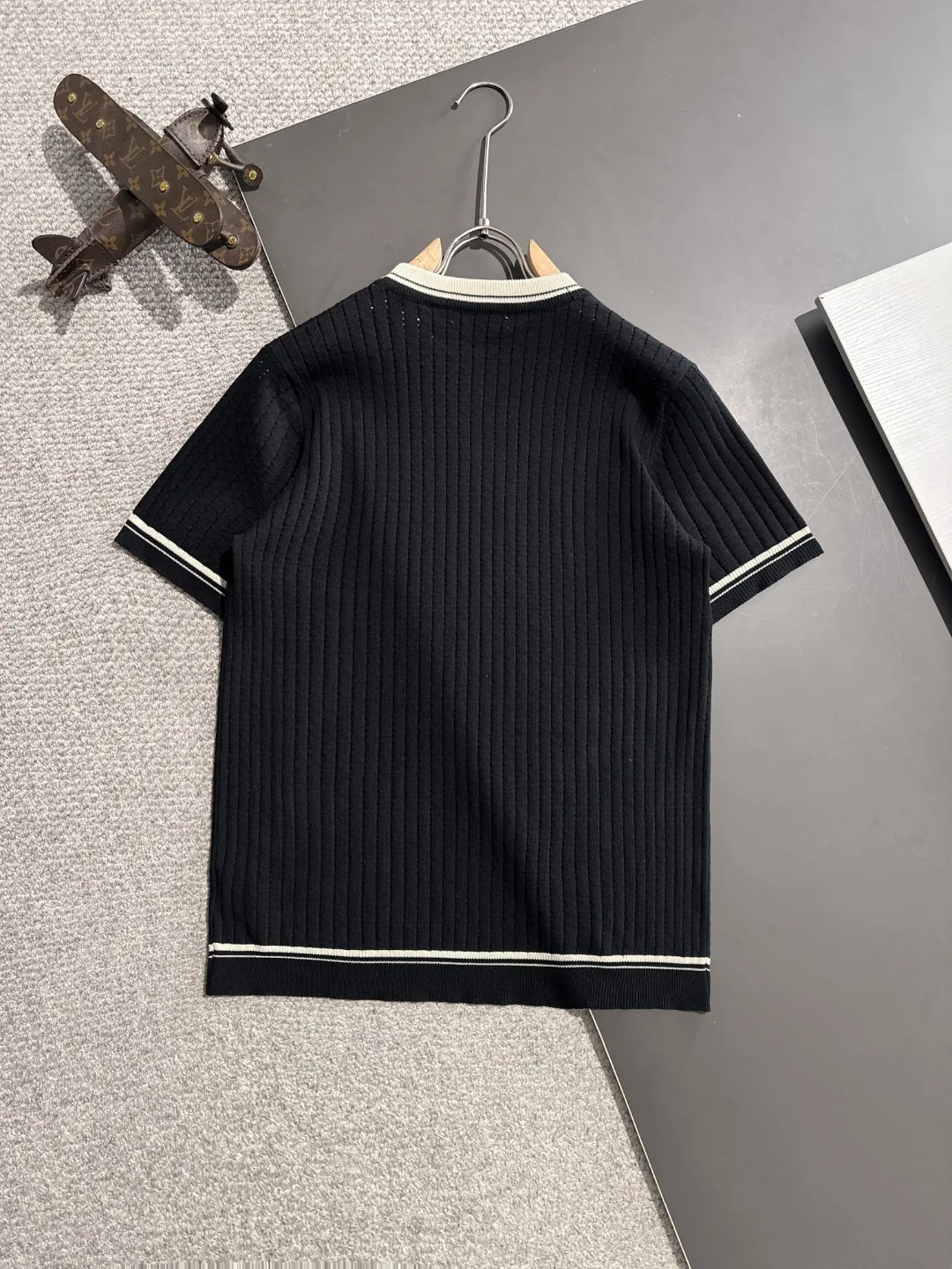 🅿️330 shipped next day. High quality Dior 2025 spring and summer new men's round neck short-sleeved T-shirt. Made of combed cotton yarn knitted cotton fabric. Pure cotton high-weight special yarn. It feels heavy when weighed. The upper body is also more textured than ordinary T-shirts. This texture can cope with the weather easily and is suitable for both hot and cold! The pattern on the chest adopts three-dimensional embroidery technology, and is perfectly produced stitch by stitch with reference to the original version! Loose fit design, looks noble. Size: M to XXXL