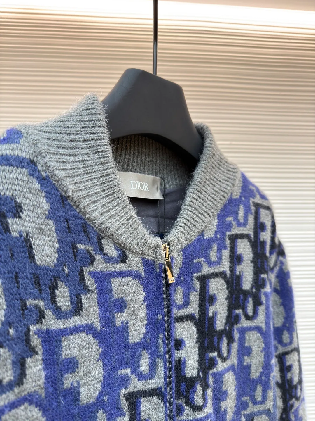 Dior wool printed ribbed zipper long-sleeved jacket ●Original version: Purchased and developed by 27560 ●Item number: 1681747-C00 ●Fabric: wool blended fabric ●Technology: knitted jacquard production ●Color: blue and black ●Version: fitted version ●Weight: about 1255 grams ●Size: XS-S-M-L ●Description: This knitted jacket uses multi-color jacquard technology, interweaving dark and light blue and black to present the brand's iconic letter pattern. The pattern texture is clear and has a strong three-dimensional effect. The body of the garment is made of soft knitted fabric, which is precisely woven to ensure uniform density and a delicate and skin-friendly touch. The collar, cuffs and hem are ribbed in the same color, providing an elastic fit and enhancing the overall silhouette. The front is equipped with a metal zipper, which is smooth and echoes the style of the jacquard pattern; the body is three-dimensionally cut, with a loose and casual fit. The jacquard process uses multi-tissue needles to work together to make the pattern and background color distinct. It has both design recognition and the comfortable texture of knitted items. It is the finishing touch to highlight the brand style in daily wear. The overall wiring is straight and delicate, the fabric is comfortable and soft, and the color is consistent without color difference. It can be matched with the same style to create a fashionable look and control various occasions. Customized accessories, complete with three standards, same style for men and women!