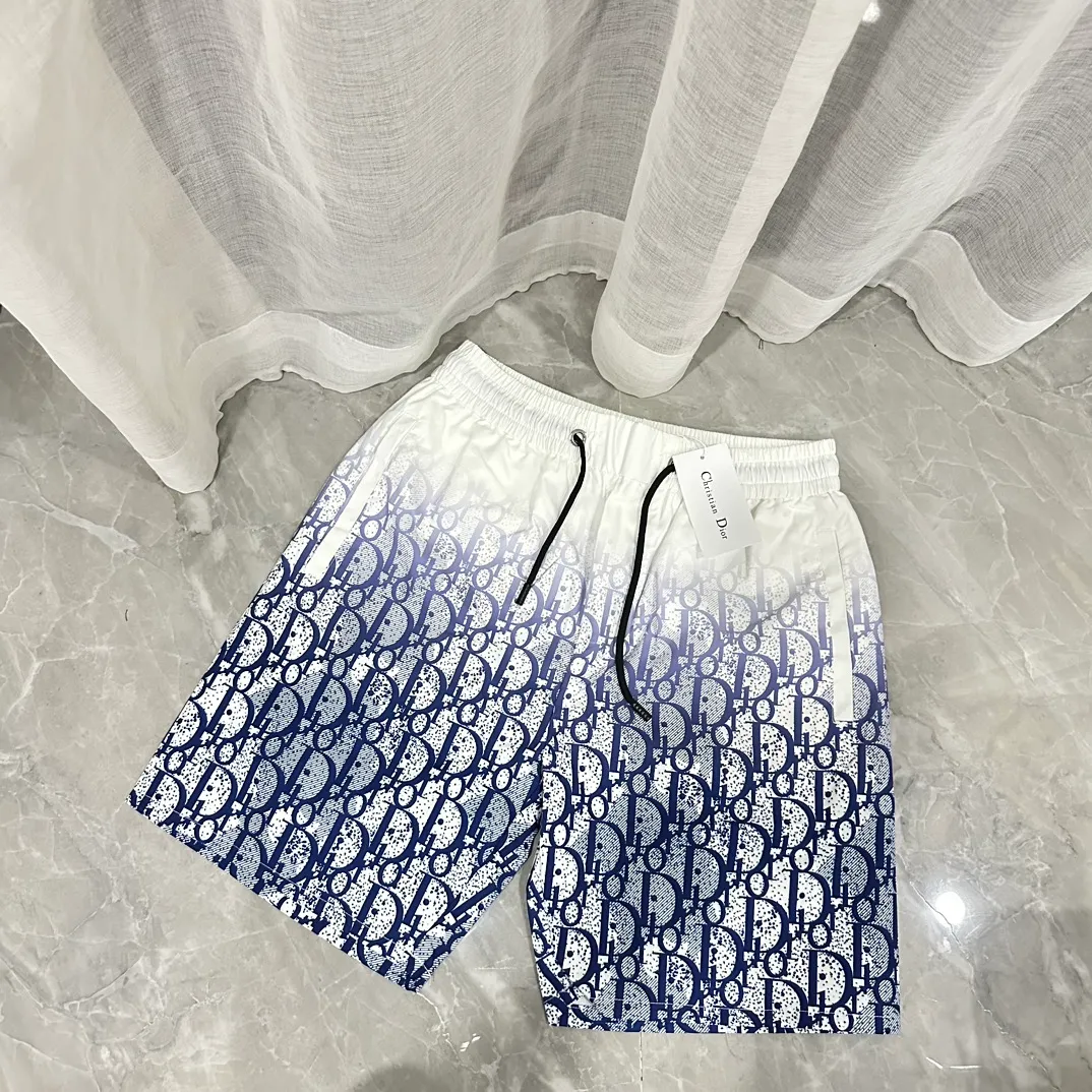 🅿️130 #V2302 [Replenishment all year round] Dior's new classic casual beach shorts. Pictures taken by mobile phone pixels 🈚️Any ps📷📷 Classic plaid quick-drying three-quarter pants, the same style for men and women. The fabric is made of polyester fiber, which is stain-resistant and wrinkle-resistant. It is the most suitable material for going out in summer! It is guaranteed to be cool and comfortable enough at the same time. It is super stylish when worn casually. You can clearly see the texture and other things just by looking at the photos. It is not comparable to the general market materials.  In an instant, I am tempted to go on a long vacation. It has pockets on both sides and a drawstring at the waist. It is a very practical design with impeccable workmanship, details, and fit. It can be worn as casual pants or beach pants. It is a must-have for beach vacations, home leisure, gym equipment, morning running, and night running. It is both practical and functional. Size: M-XXXL