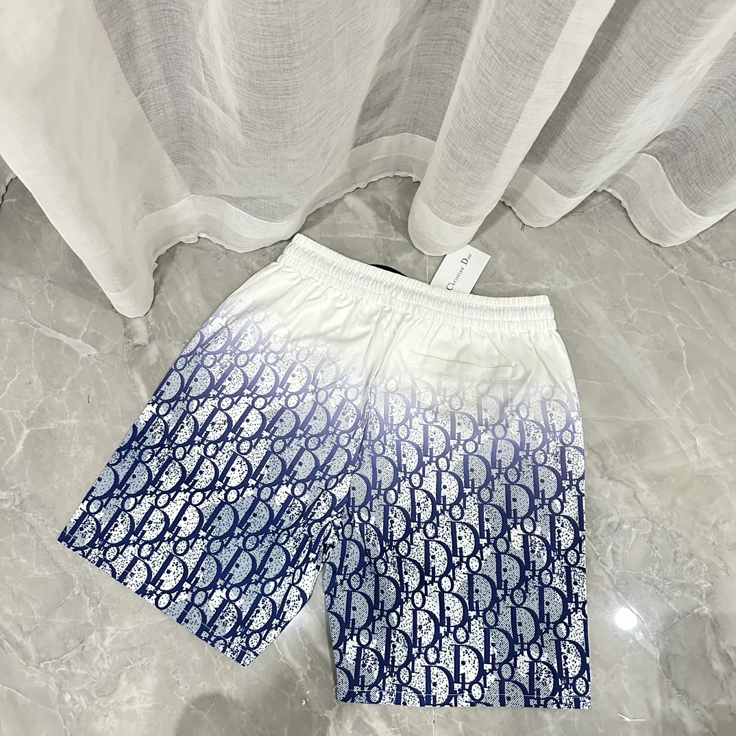 🅿️130 #V2302 [Replenishment all year round] Dior's new classic casual beach shorts. Pictures taken by mobile phone pixels 🈚️Any ps📷📷 Classic plaid quick-drying three-quarter pants, the same style for men and women. The fabric is made of polyester fiber, which is stain-resistant and wrinkle-resistant. It is the most suitable material for going out in summer! It is guaranteed to be cool and comfortable enough at the same time. It is super stylish when worn casually. You can clearly see the texture and other things just by looking at the photos. It is not comparable to the general market materials.  In an instant, I am tempted to go on a long vacation. It has pockets on both sides and a drawstring at the waist. It is a very practical design with impeccable workmanship, details, and fit. It can be worn as casual pants or beach pants. It is a must-have for beach vacations, home leisure, gym equipment, morning running, and night running. It is both practical and functional. Size: M-XXXL