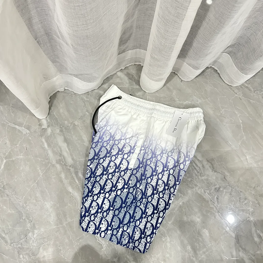 🅿️130 #V2302 [Replenishment all year round] Dior's new classic casual beach shorts. Pictures taken by mobile phone pixels 🈚️Any ps📷📷 Classic plaid quick-drying three-quarter pants, the same style for men and women. The fabric is made of polyester fiber, which is stain-resistant and wrinkle-resistant. It is the most suitable material for going out in summer! It is guaranteed to be cool and comfortable enough at the same time. It is super stylish when worn casually. You can clearly see the texture and other things just by looking at the photos. It is not comparable to the general market materials.  In an instant, I am tempted to go on a long vacation. It has pockets on both sides and a drawstring at the waist. It is a very practical design with impeccable workmanship, details, and fit. It can be worn as casual pants or beach pants. It is a must-have for beach vacations, home leisure, gym equipment, morning running, and night running. It is both practical and functional. Size: M-XXXL