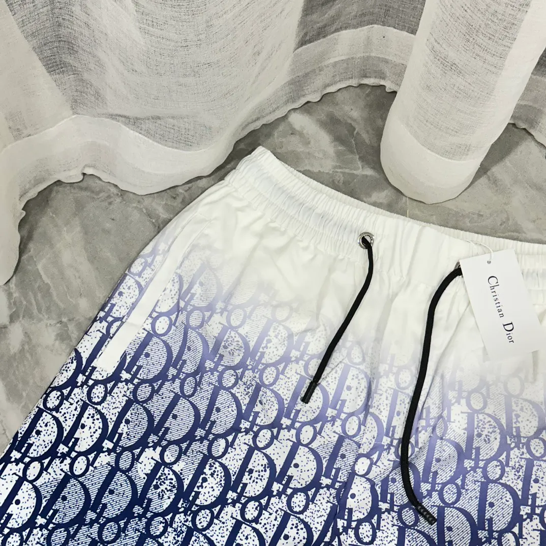 🅿️130 #V2302 [Replenishment all year round] Dior's new classic casual beach shorts. Pictures taken by mobile phone pixels 🈚️Any ps📷📷 Classic plaid quick-drying three-quarter pants, the same style for men and women. The fabric is made of polyester fiber, which is stain-resistant and wrinkle-resistant. It is the most suitable material for going out in summer! It is guaranteed to be cool and comfortable enough at the same time. It is super stylish when worn casually. You can clearly see the texture and other things just by looking at the photos. It is not comparable to the general market materials.  In an instant, I am tempted to go on a long vacation. It has pockets on both sides and a drawstring at the waist. It is a very practical design with impeccable workmanship, details, and fit. It can be worn as casual pants or beach pants. It is a must-have for beach vacations, home leisure, gym equipment, morning running, and night running. It is both practical and functional. Size: M-XXXL