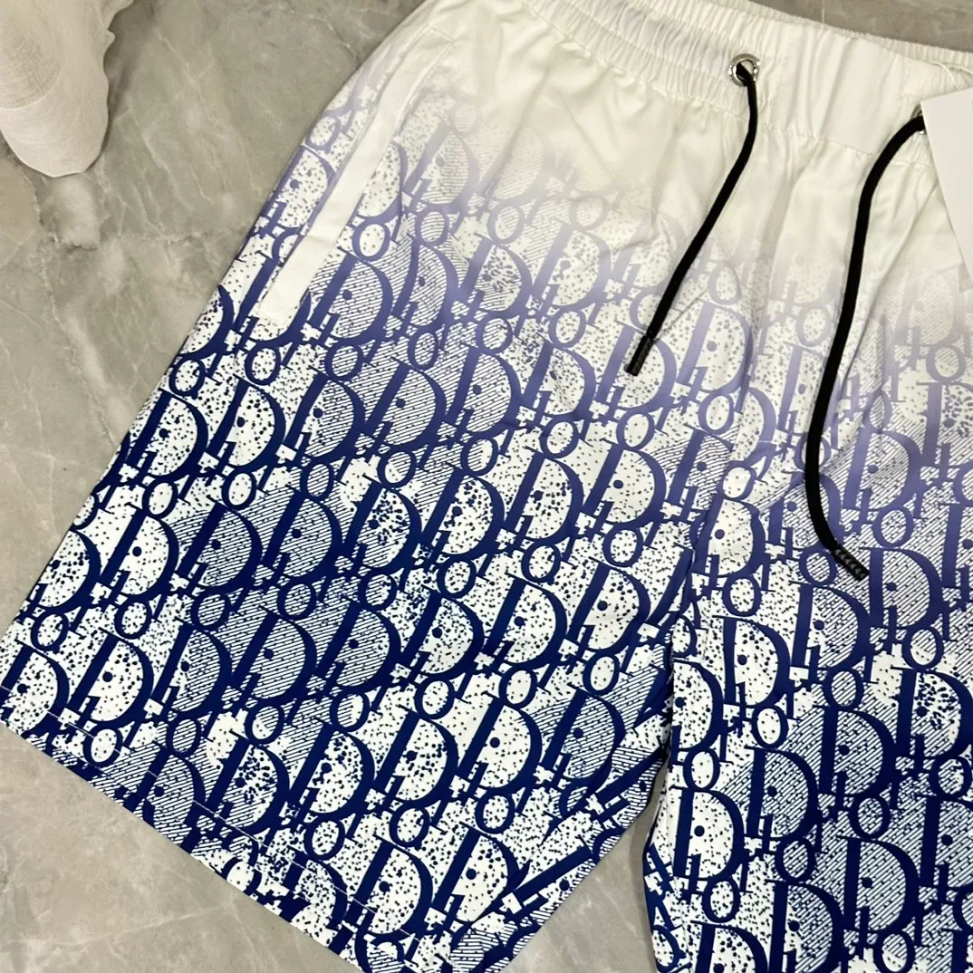 🅿️130 #V2302 [Replenishment all year round] Dior's new classic casual beach shorts. Pictures taken by mobile phone pixels 🈚️Any ps📷📷 Classic plaid quick-drying three-quarter pants, the same style for men and women. The fabric is made of polyester fiber, which is stain-resistant and wrinkle-resistant. It is the most suitable material for going out in summer! It is guaranteed to be cool and comfortable enough at the same time. It is super stylish when worn casually. You can clearly see the texture and other things just by looking at the photos. It is not comparable to the general market materials.  In an instant, I am tempted to go on a long vacation. It has pockets on both sides and a drawstring at the waist. It is a very practical design with impeccable workmanship, details, and fit. It can be worn as casual pants or beach pants. It is a must-have for beach vacations, home leisure, gym equipment, morning running, and night running. It is both practical and functional. Size: M-XXXL