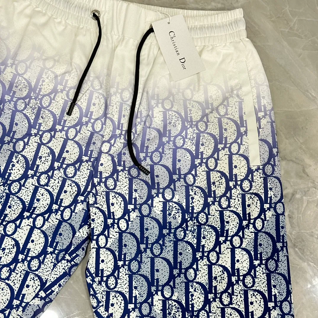 🅿️130 #V2302 [Replenishment all year round] Dior's new classic casual beach shorts. Pictures taken by mobile phone pixels 🈚️Any ps📷📷 Classic plaid quick-drying three-quarter pants, the same style for men and women. The fabric is made of polyester fiber, which is stain-resistant and wrinkle-resistant. It is the most suitable material for going out in summer! It is guaranteed to be cool and comfortable enough at the same time. It is super stylish when worn casually. You can clearly see the texture and other things just by looking at the photos. It is not comparable to the general market materials.  In an instant, I am tempted to go on a long vacation. It has pockets on both sides and a drawstring at the waist. It is a very practical design with impeccable workmanship, details, and fit. It can be worn as casual pants or beach pants. It is a must-have for beach vacations, home leisure, gym equipment, morning running, and night running. It is both practical and functional. Size: M-XXXL
