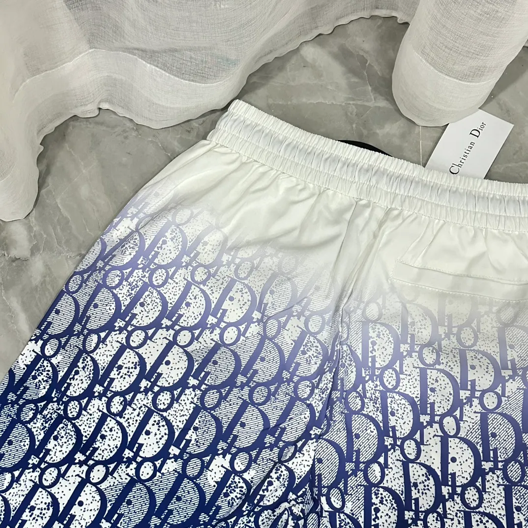 🅿️130 #V2302 [Replenishment all year round] Dior's new classic casual beach shorts. Pictures taken by mobile phone pixels 🈚️Any ps📷📷 Classic plaid quick-drying three-quarter pants, the same style for men and women. The fabric is made of polyester fiber, which is stain-resistant and wrinkle-resistant. It is the most suitable material for going out in summer! It is guaranteed to be cool and comfortable enough at the same time. It is super stylish when worn casually. You can clearly see the texture and other things just by looking at the photos. It is not comparable to the general market materials.  In an instant, I am tempted to go on a long vacation. It has pockets on both sides and a drawstring at the waist. It is a very practical design with impeccable workmanship, details, and fit. It can be worn as casual pants or beach pants. It is a must-have for beach vacations, home leisure, gym equipment, morning running, and night running. It is both practical and functional. Size: M-XXXL
