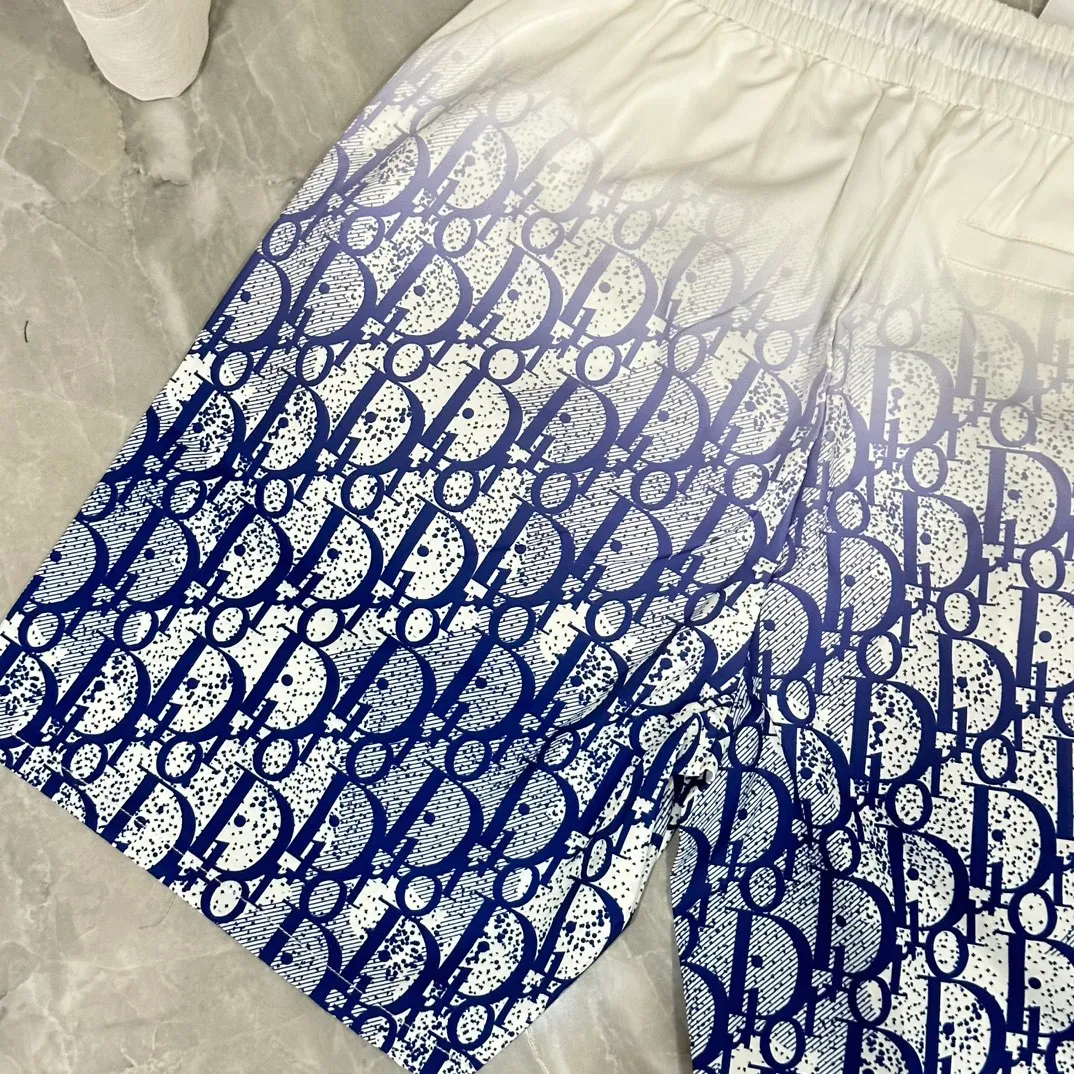🅿️130 #V2302 [Replenishment all year round] Dior's new classic casual beach shorts. Pictures taken by mobile phone pixels 🈚️Any ps📷📷 Classic plaid quick-drying three-quarter pants, the same style for men and women. The fabric is made of polyester fiber, which is stain-resistant and wrinkle-resistant. It is the most suitable material for going out in summer! It is guaranteed to be cool and comfortable enough at the same time. It is super stylish when worn casually. You can clearly see the texture and other things just by looking at the photos. It is not comparable to the general market materials.  In an instant, I am tempted to go on a long vacation. It has pockets on both sides and a drawstring at the waist. It is a very practical design with impeccable workmanship, details, and fit. It can be worn as casual pants or beach pants. It is a must-have for beach vacations, home leisure, gym equipment, morning running, and night running. It is both practical and functional. Size: M-XXXL
