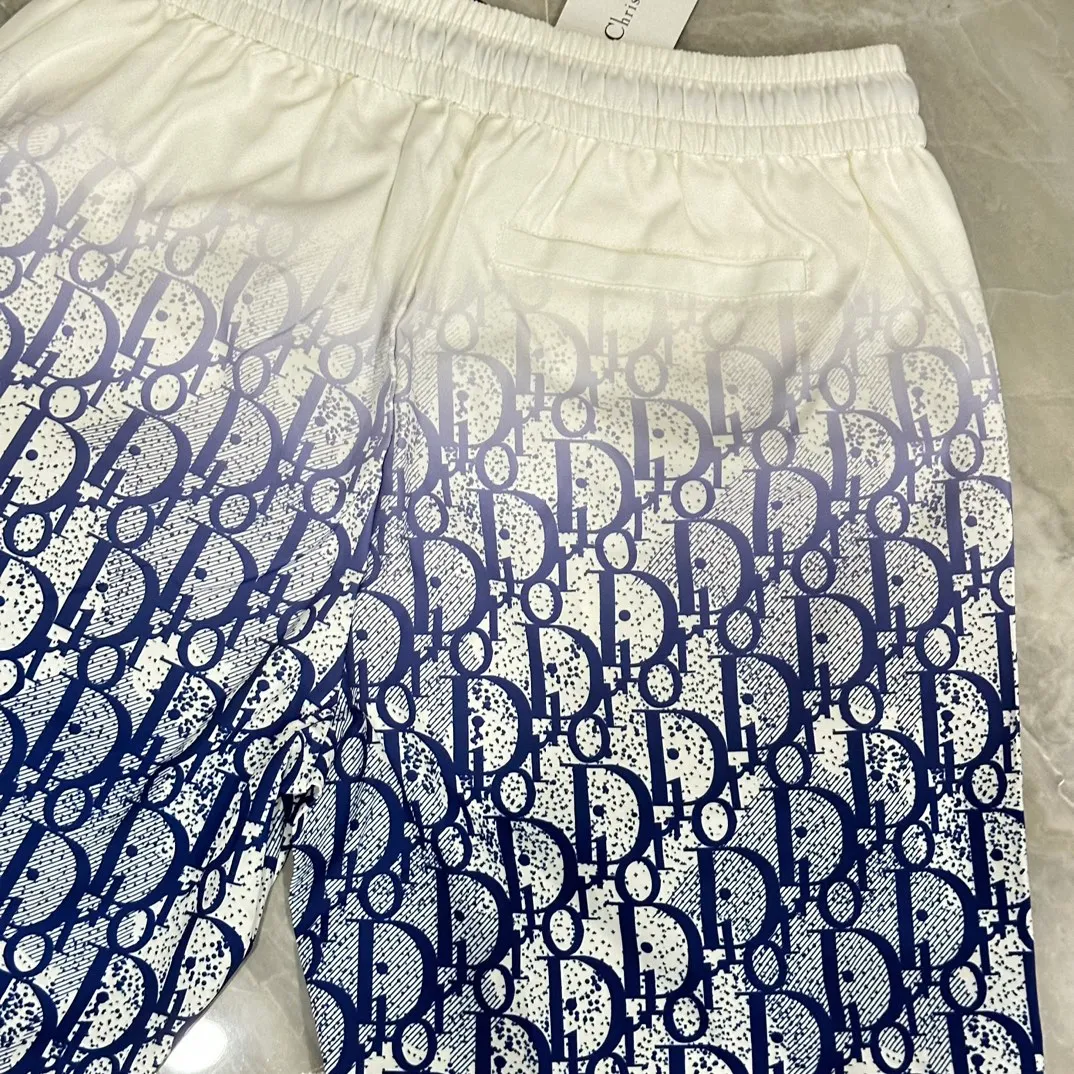 🅿️130 #V2302 [Replenishment all year round] Dior's new classic casual beach shorts. Pictures taken by mobile phone pixels 🈚️Any ps📷📷 Classic plaid quick-drying three-quarter pants, the same style for men and women. The fabric is made of polyester fiber, which is stain-resistant and wrinkle-resistant. It is the most suitable material for going out in summer! It is guaranteed to be cool and comfortable enough at the same time. It is super stylish when worn casually. You can clearly see the texture and other things just by looking at the photos. It is not comparable to the general market materials.  In an instant, I am tempted to go on a long vacation. It has pockets on both sides and a drawstring at the waist. It is a very practical design with impeccable workmanship, details, and fit. It can be worn as casual pants or beach pants. It is a must-have for beach vacations, home leisure, gym equipment, morning running, and night running. It is both practical and functional. Size: M-XXXL