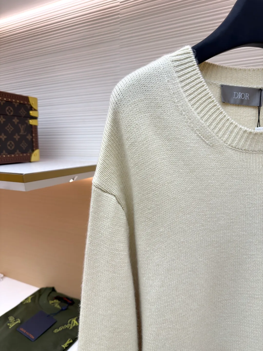 Dior letter embroidered sweater ●Original version: Purchased and developed by 9689 ●Item number: 1680982-B25 ●Material: wool fabric ●Technology: embroidery production ●Version: fitted version ●Weight: about 620 grams ●Size: The pattern-spun yarn is custom-dyed in beige and apricot colors, and an imported 12-needle knitting machine is used for the plain weave process. The chest is decorated with a classic logo on the front. The letter pattern is embroidered with imported Tajima machines using thousands of needles. It adopts precise needle embroidery technology. The embroidery is very fine and dense, and the letter pattern outlines the design clearly. Double-sided hanging wool technology, fine workmanship, clear texture and lines, extremely fine woven threads are made of environmentally friendly fibers, the overall wiring is straight and delicate, the fabric is comfortable and soft, the color is consistent and no color difference. It can be matched with the same style to create a fashionable look, to control various occasions, customized accessories, complete three standards, the same style for men and women!