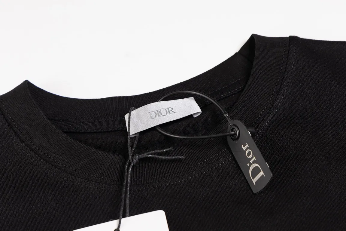 🅿️180 High-quality DIOR/Dior's new flocked specimen letter short-sleeved T-shirt uses flocking technology. Pure cotton double yarn fabric, loose version, complete set of accessories. The fabric is soft and thick. Complete with three labels, same size for men and women. Size xs s m l