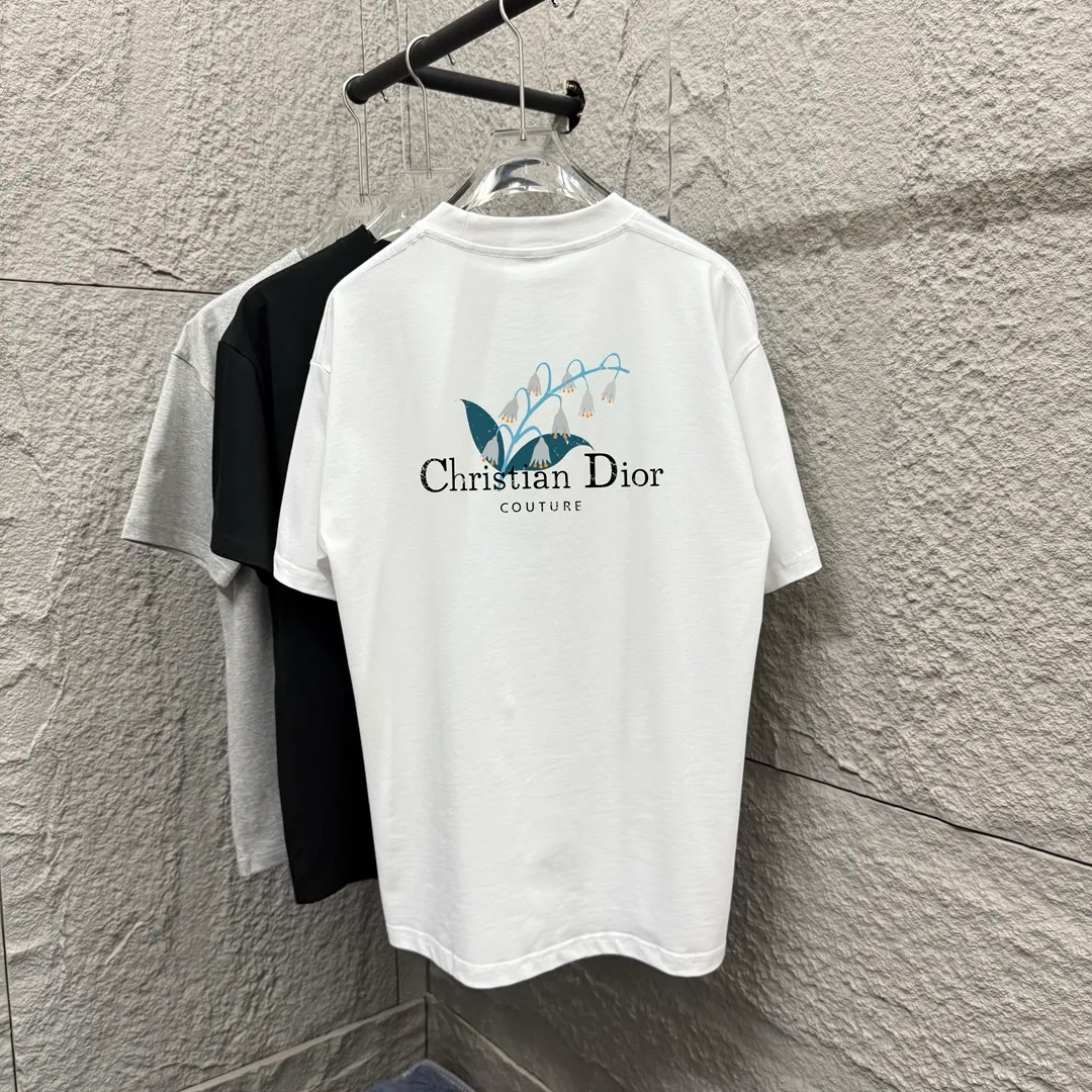 🅿️190 Dio* Dior 2025 spring and summer new style Lily of the Valley letter printing on the back Classic letter embroidery Simple and elegant Customized double yarn plain cotton fabric Short-sleeved T-shirt Unisex Color: Black White Angora Red Size: S (90-130 catties) M (120-150 catties) L (140-165 catties) XL (160-180 pounds) XXL (180-210 pounds)