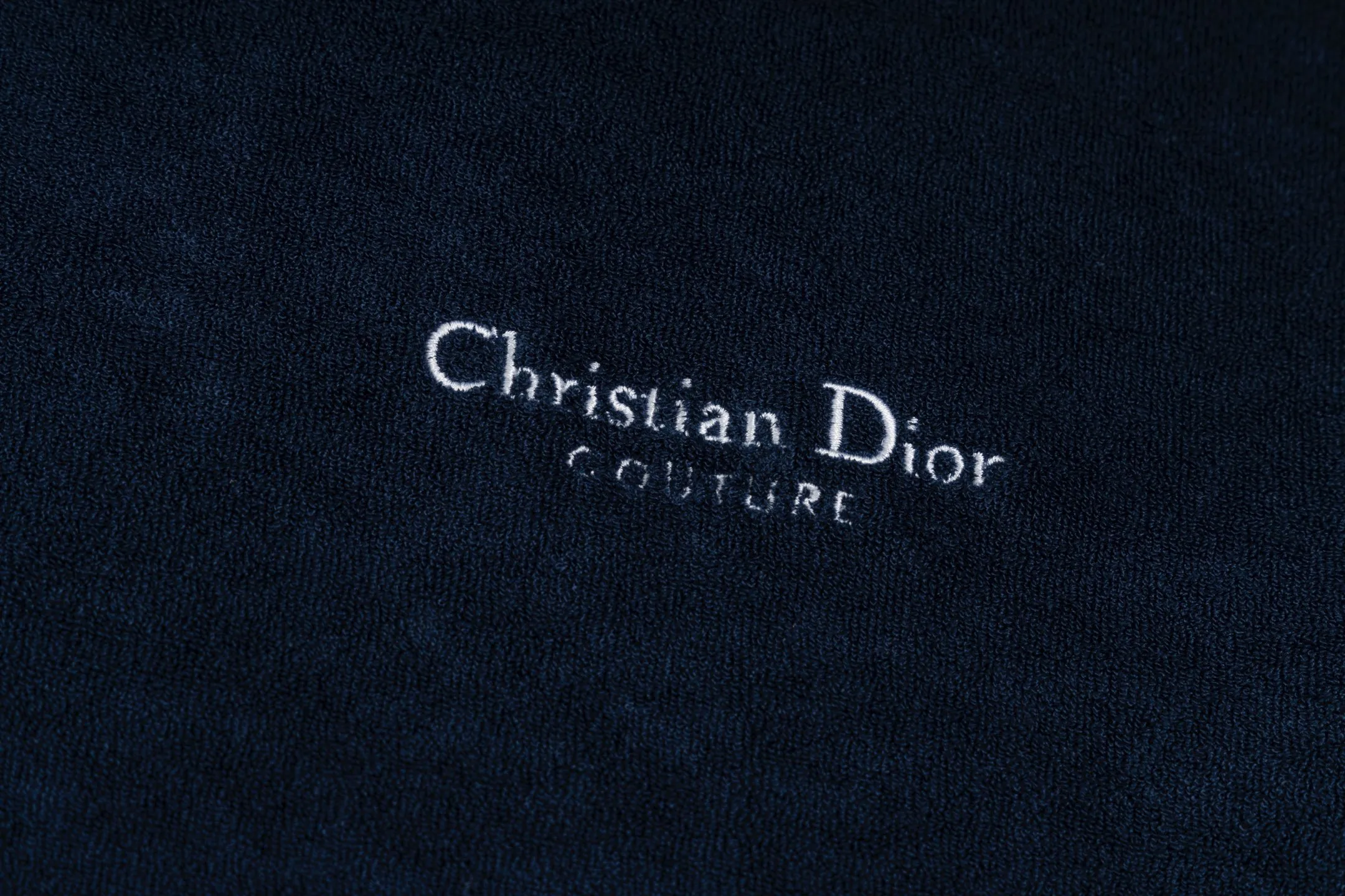 🅿️270 [Exclusive supply] CD letter slogan towel short sleeves (blue) This T-shirt is a new product of the 2025 autumn men's wear series to pay tribute to the heritage. Crafted from cotton terry fabrication, it's enhanced with a classic logo on the chest. The classic style pairs easily with any jeans or shorts from the collection. The fabric is made of pure combed cotton, which enhances resilience and fit; it has a three-dimensional coil structure on the surface, making it soft and moisture-absorbent. The fluffy coils on the outer layer provide breathability, and the inner layer is smooth and delicate; the texture of the terry fabric is used to simulate the touch of a towel. Add exquisite details to soft fabrics through embroidery to enhance the sense of luxury; the needle-stitch embroidery process has unique style and characteristics. The number of times the stitches are repeated highlights the layering and delicacy. Needle embroidery can achieve very fine details, and the work has a strong sense of line and three-dimensionality. Size:XS.S.M.L